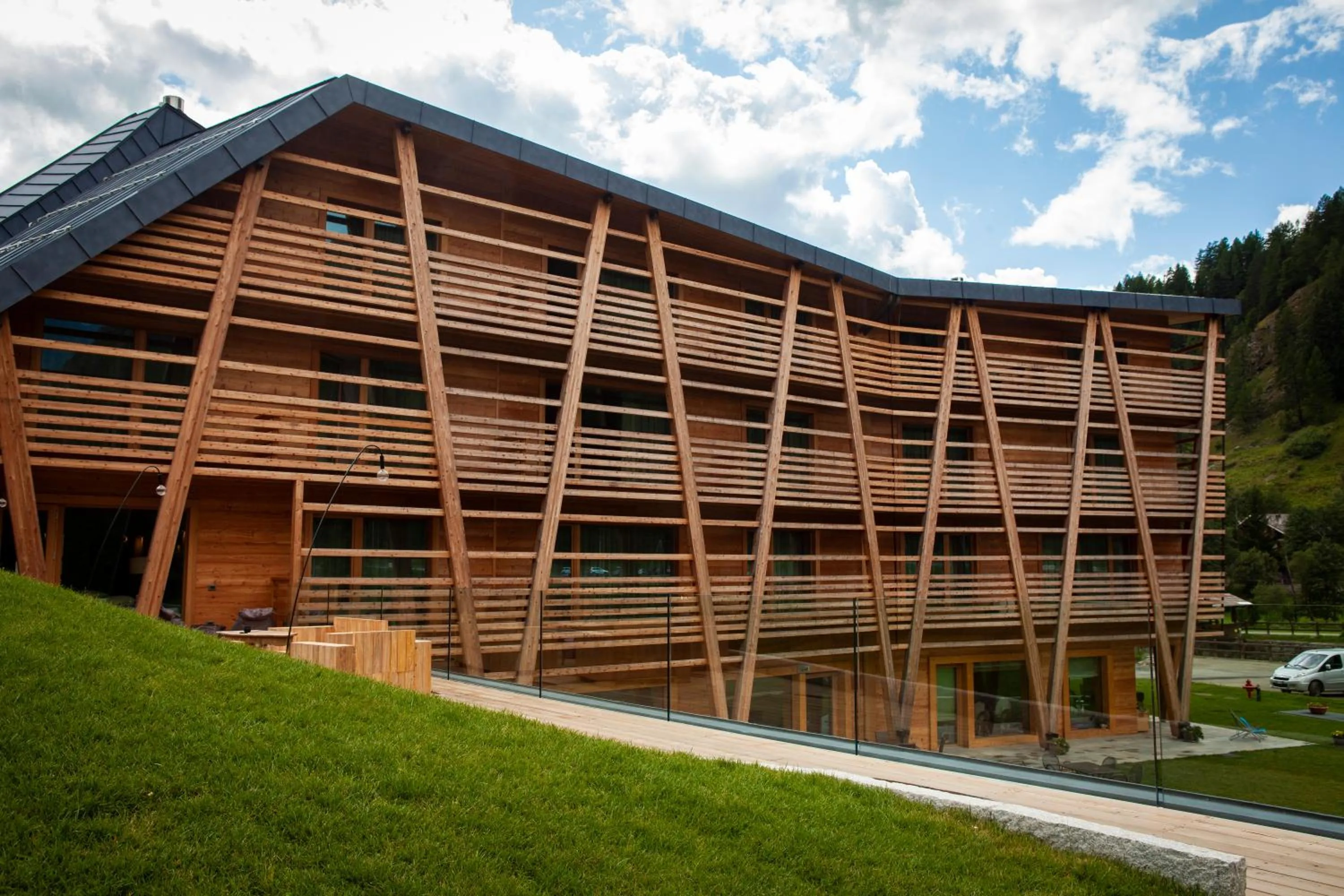 Property building in Au Charmant Petit Lac - Ecohotel Parc & Spa