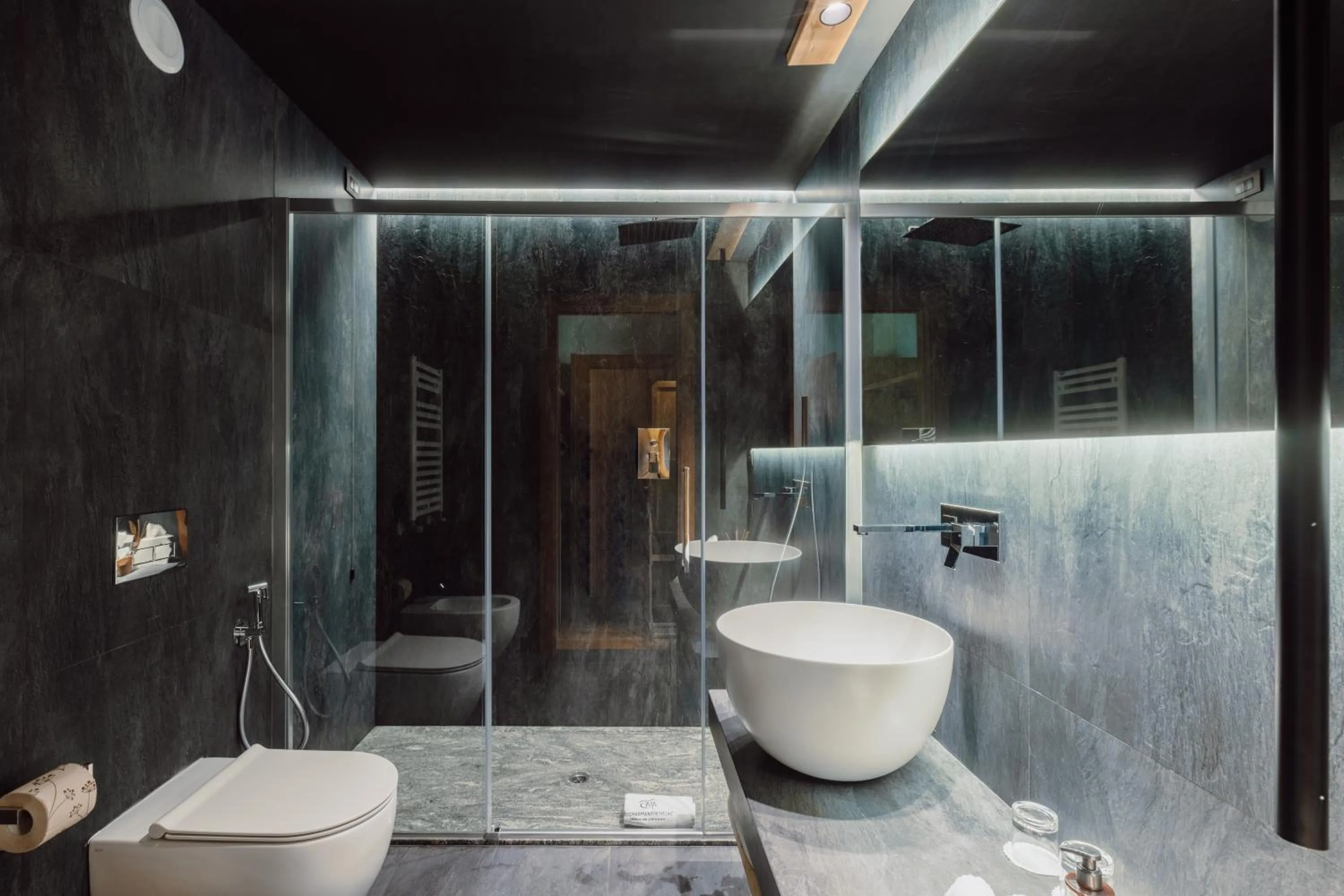 Shower in Au Charmant Petit Lac - Ecohotel Parc & Spa