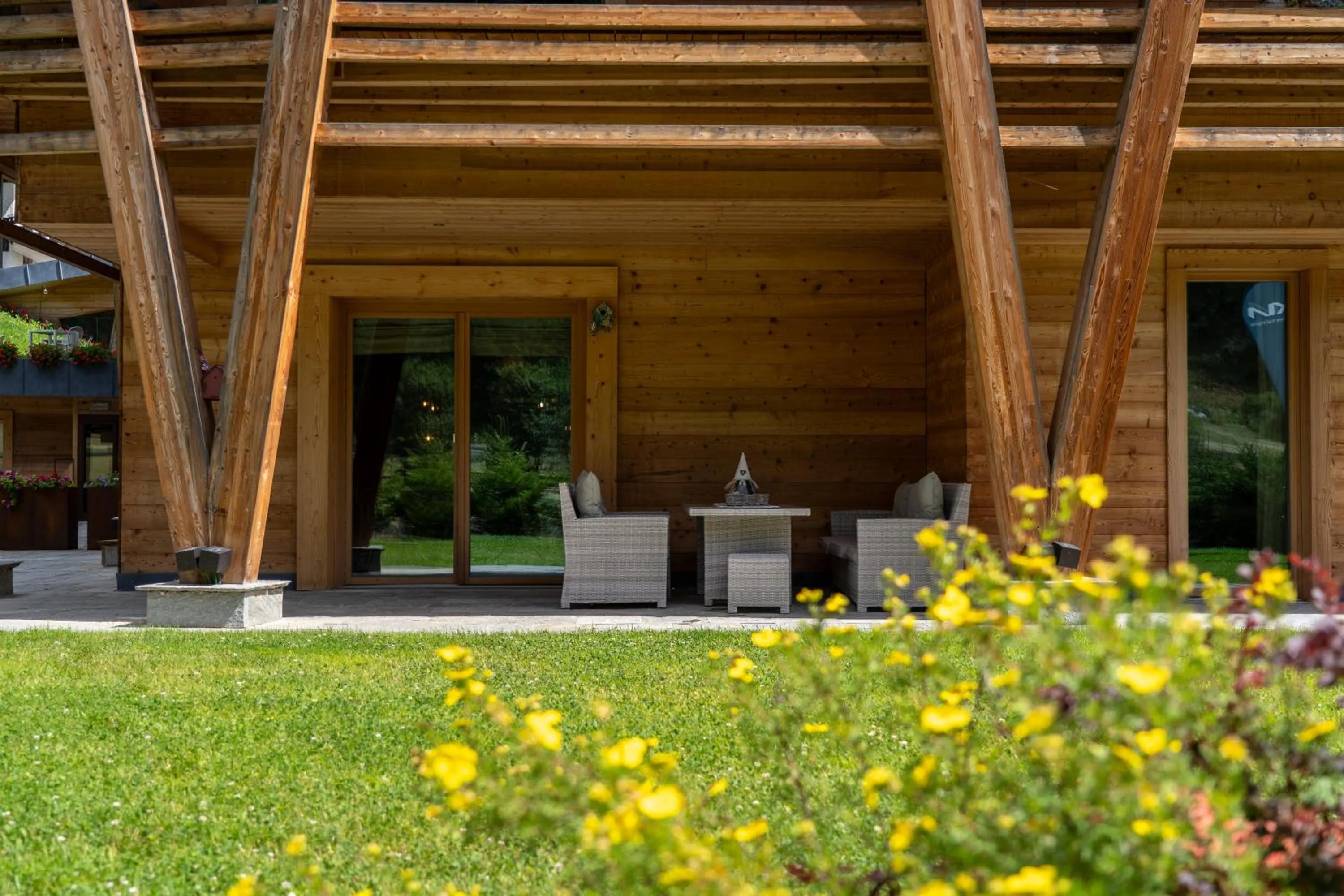 Garden view in Au Charmant Petit Lac - Ecohotel Parc & Spa