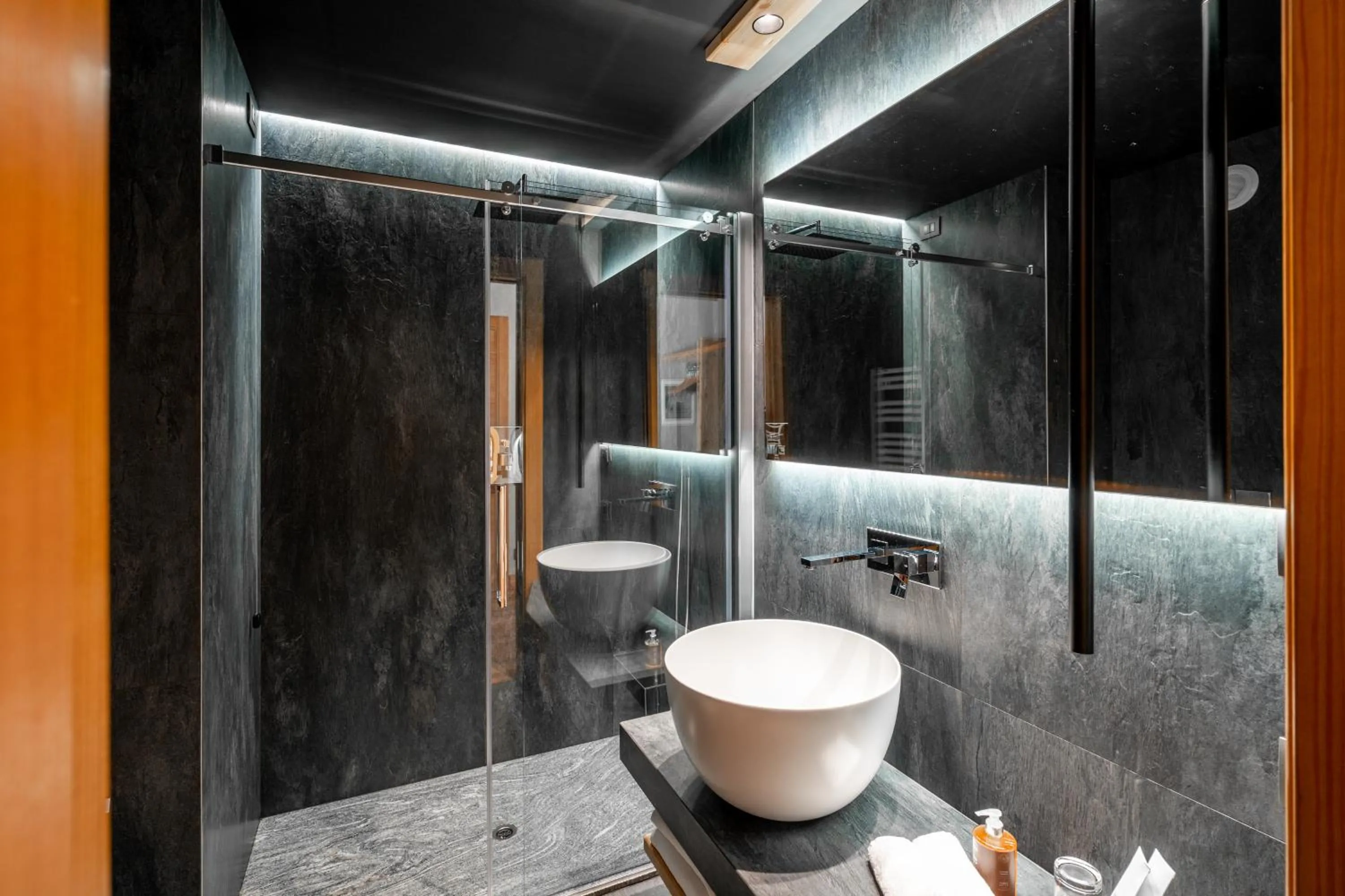 Bathroom in Au Charmant Petit Lac - Ecohotel Parc & Spa