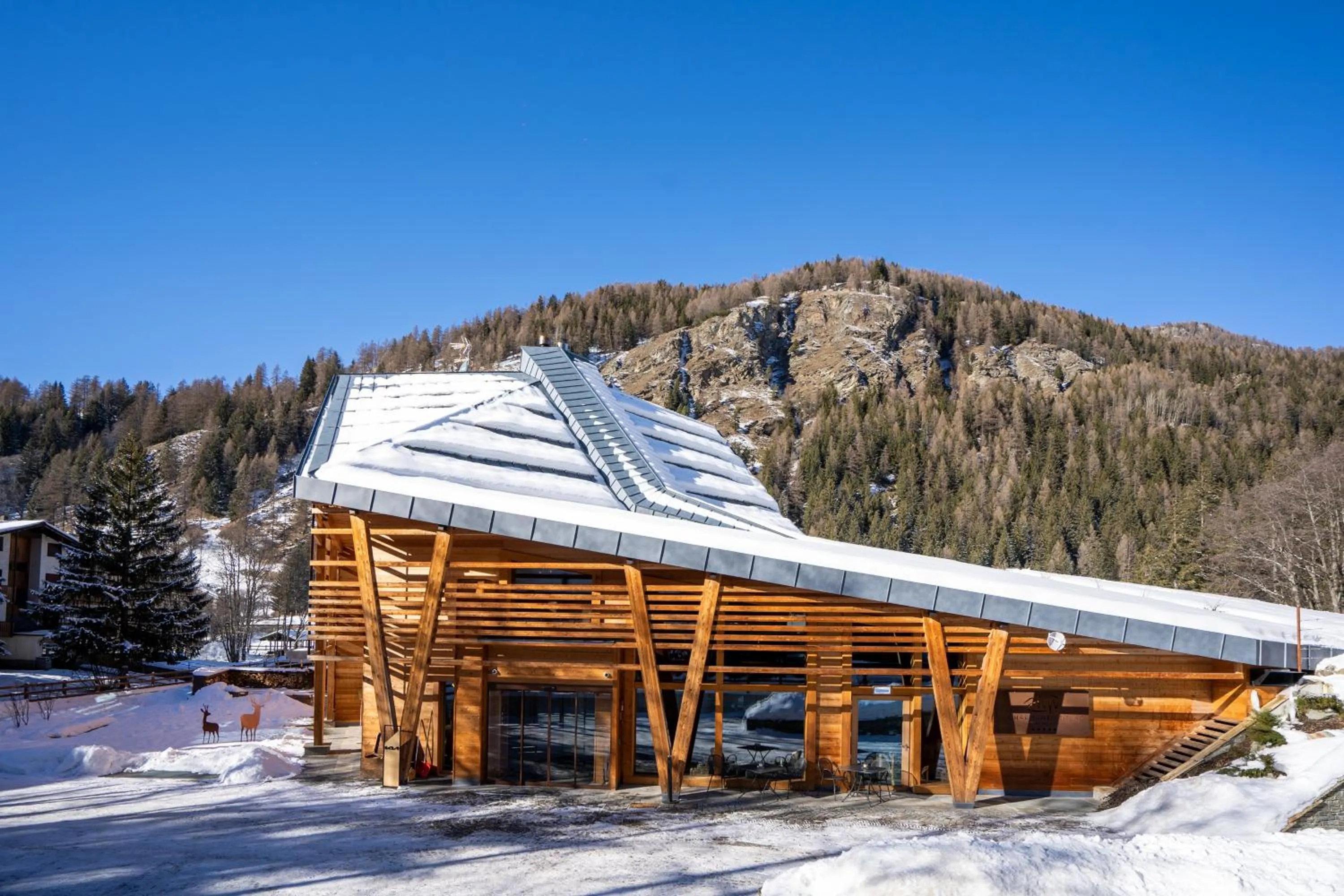 Property building in Au Charmant Petit Lac - Ecohotel Parc & Spa