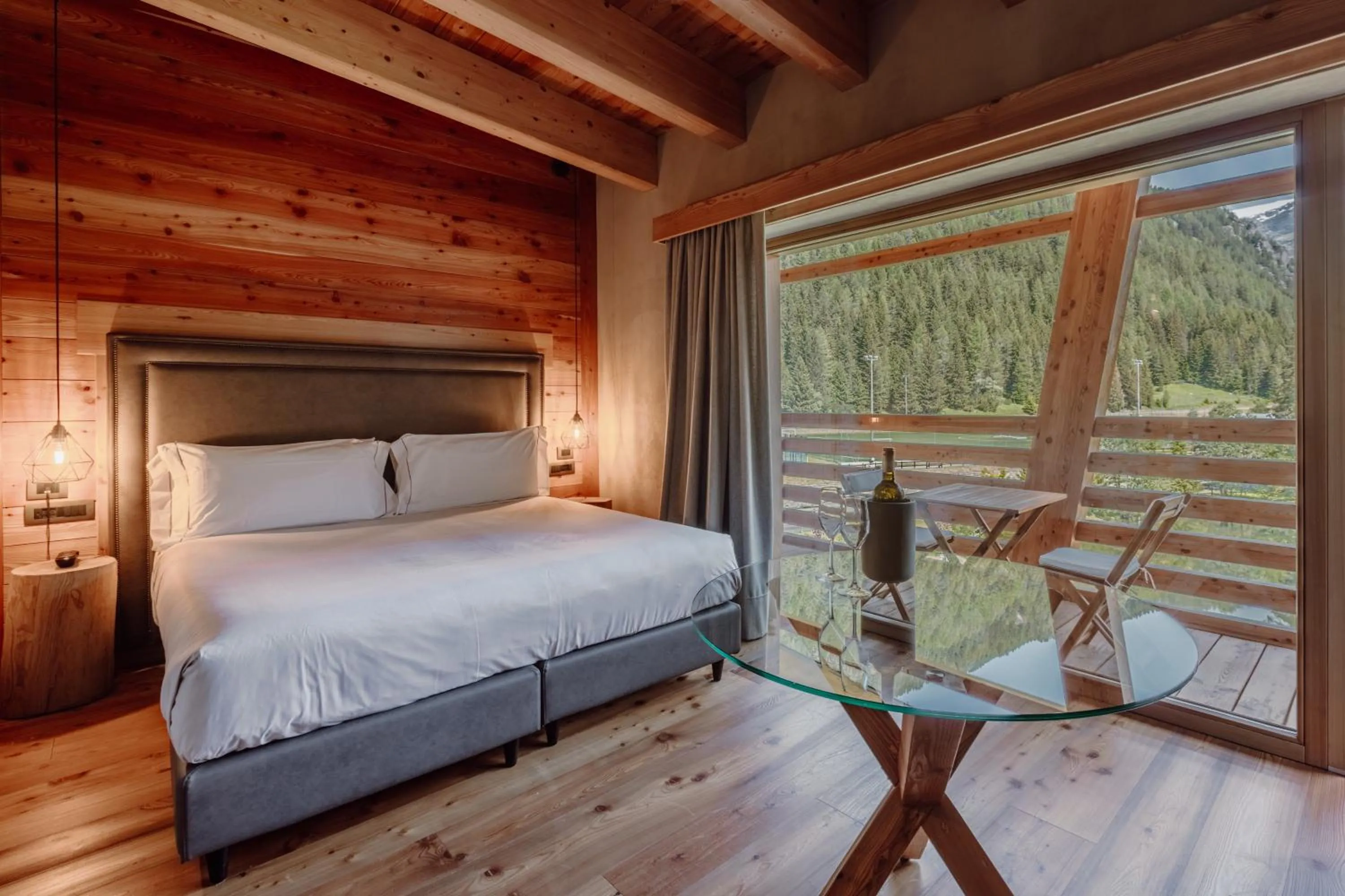 Photo of the whole room, Bed in Au Charmant Petit Lac - Ecohotel Parc & Spa