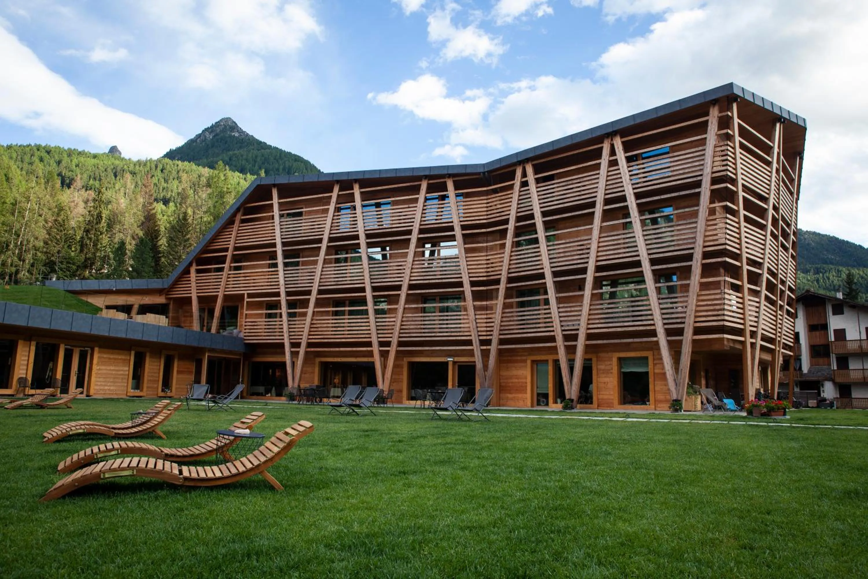 Property building in Au Charmant Petit Lac - Ecohotel Parc & Spa