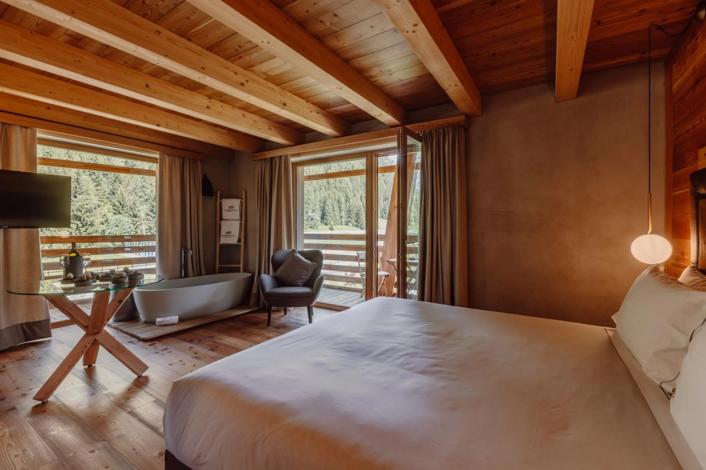 Photo of the whole room, Bed in Au Charmant Petit Lac - Ecohotel Parc & Spa