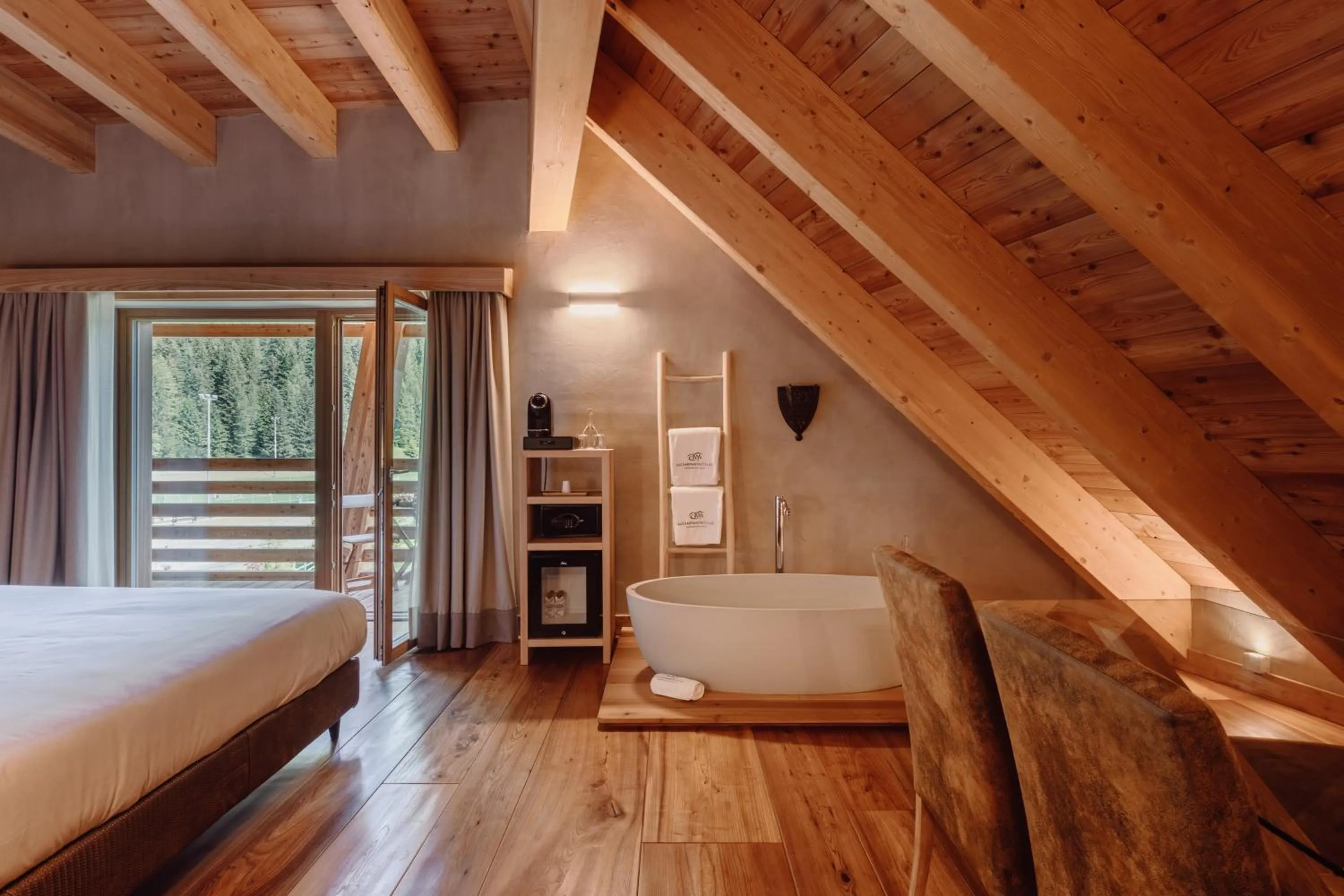 Photo of the whole room, Bed in Au Charmant Petit Lac - Ecohotel Parc & Spa