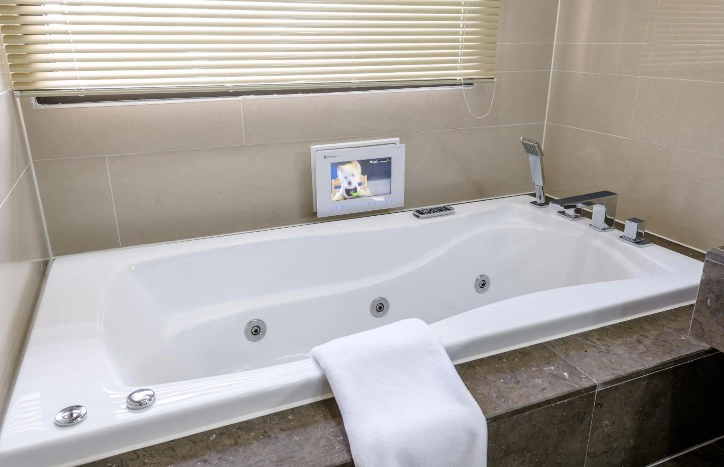 Hot Tub in Seaside Arden