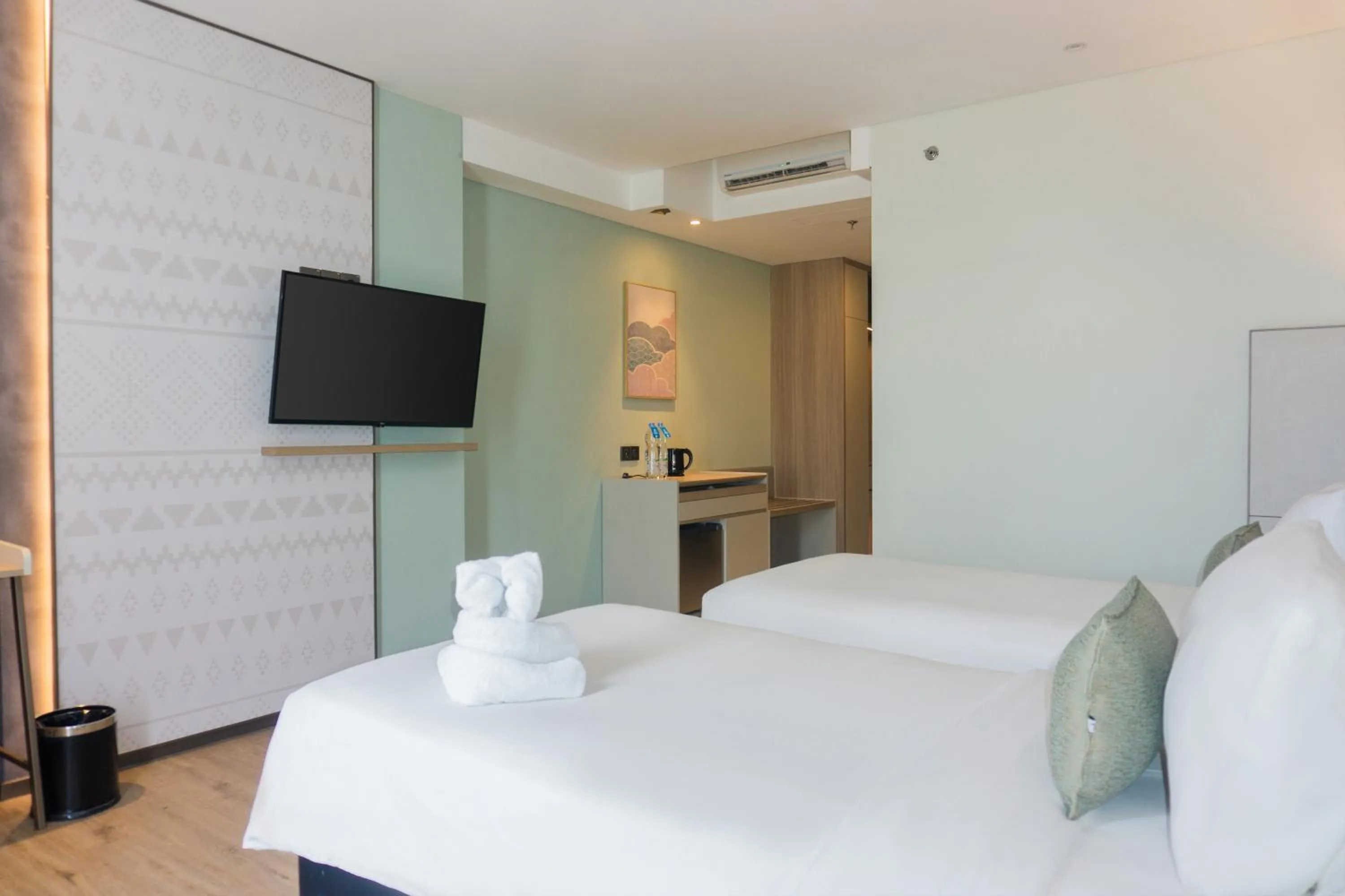 Bedroom, Bed in Golden Tulip Springhill Lampung