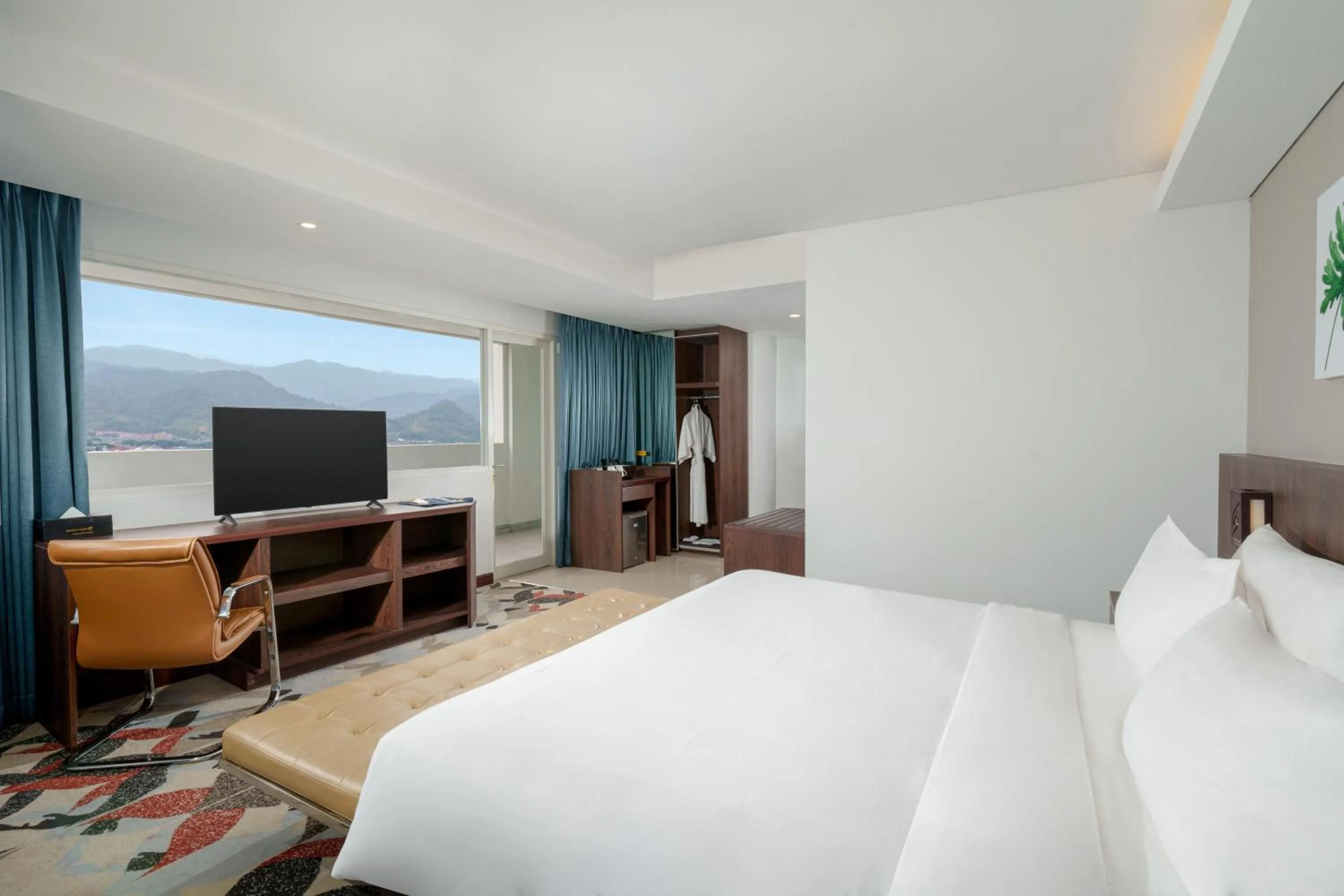 Bedroom, Bed in Golden Tulip Springhill Lampung