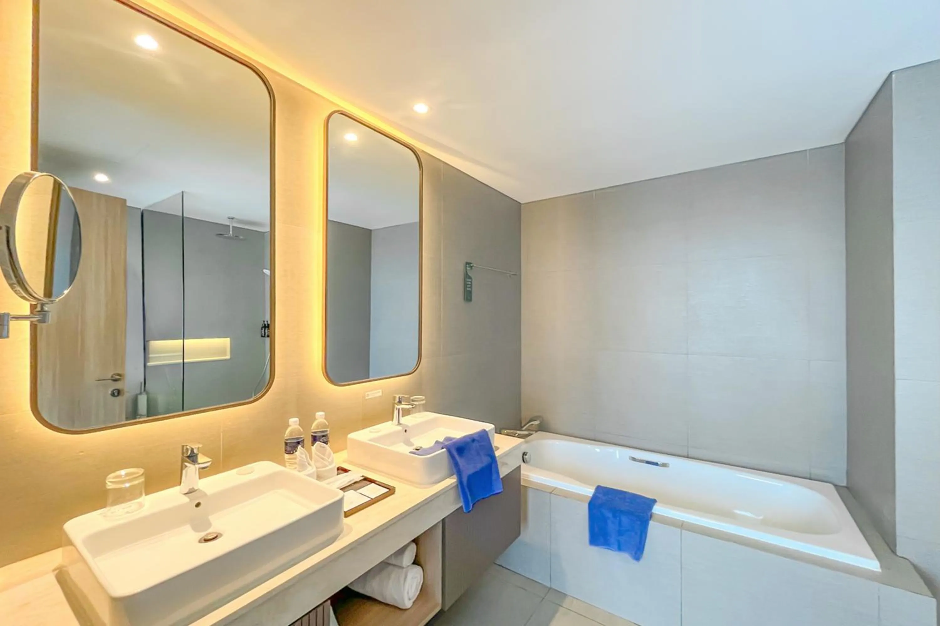 Bathroom in Golden Tulip Springhill Lampung