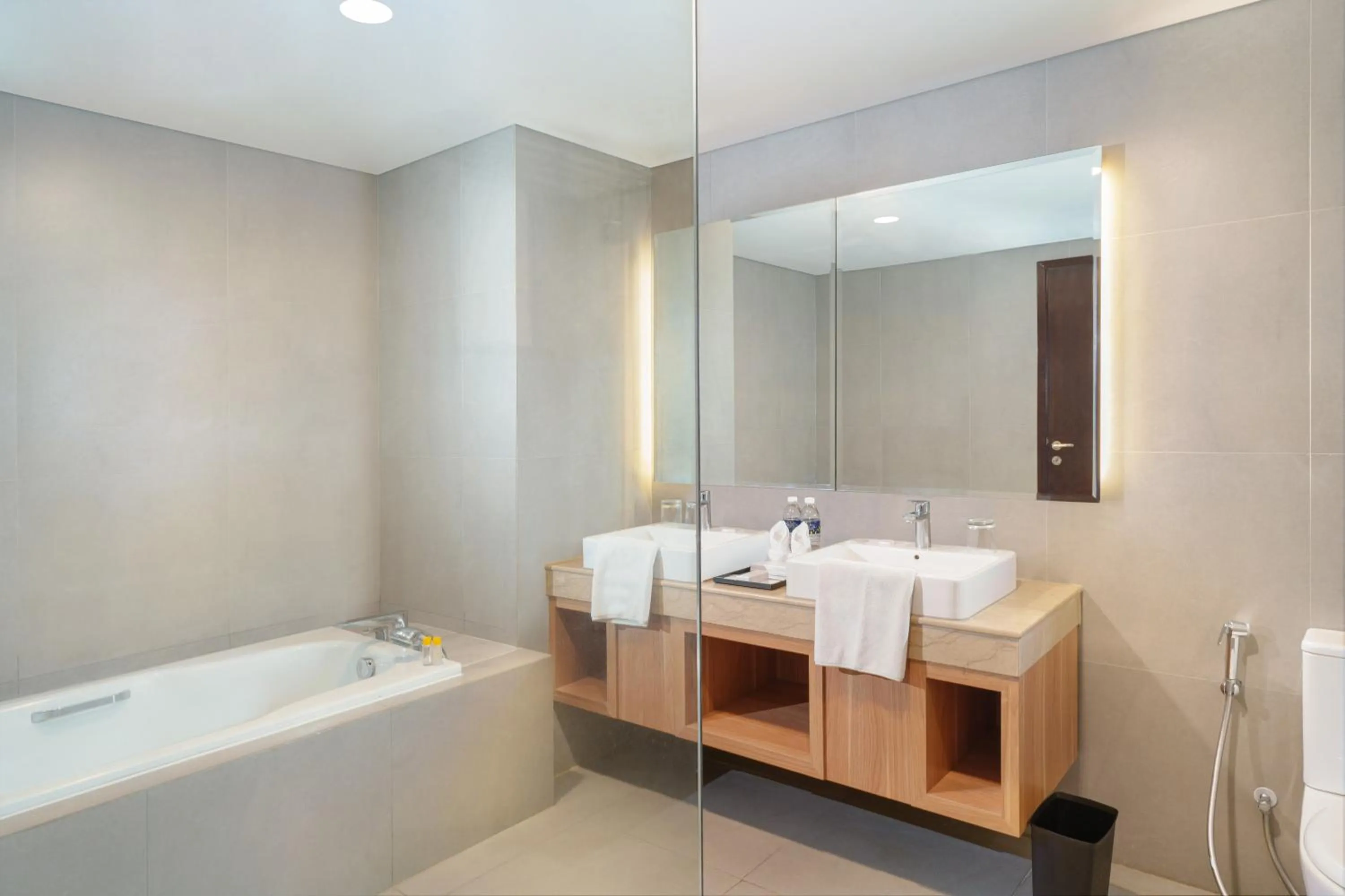 Shower in Golden Tulip Springhill Lampung