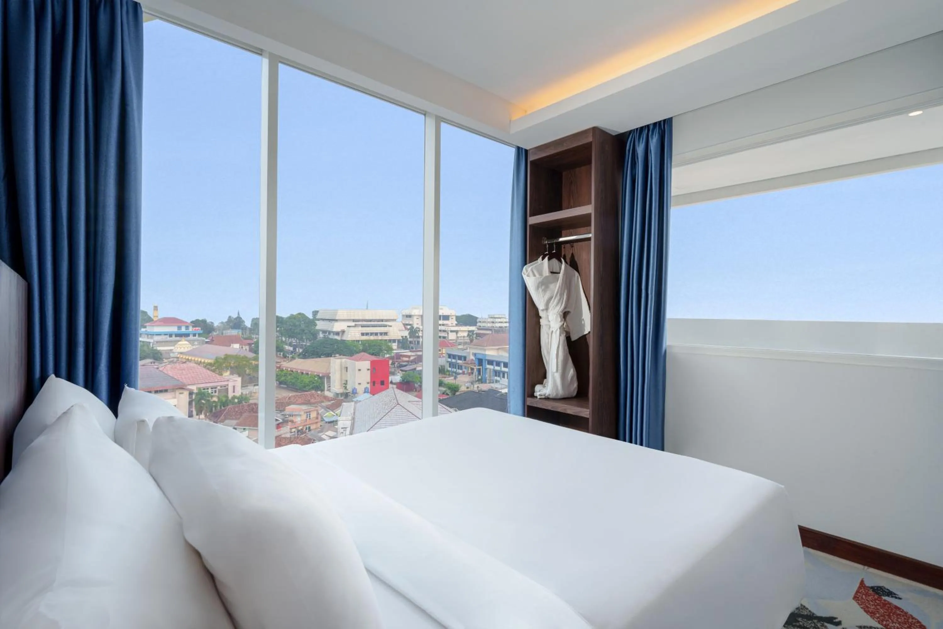 Bedroom, Bed in Golden Tulip Springhill Lampung