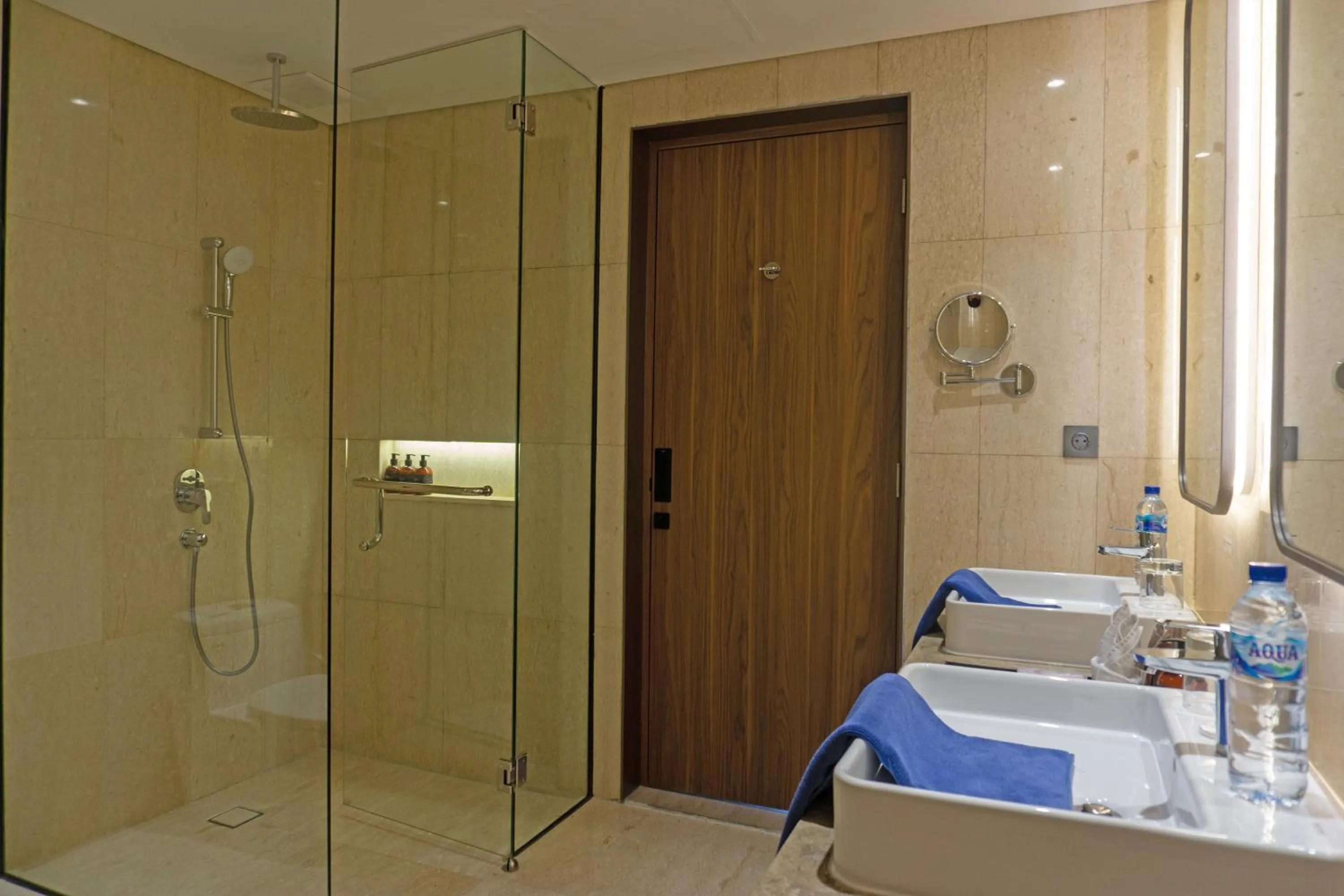 Bathroom in Golden Tulip Springhill Lampung