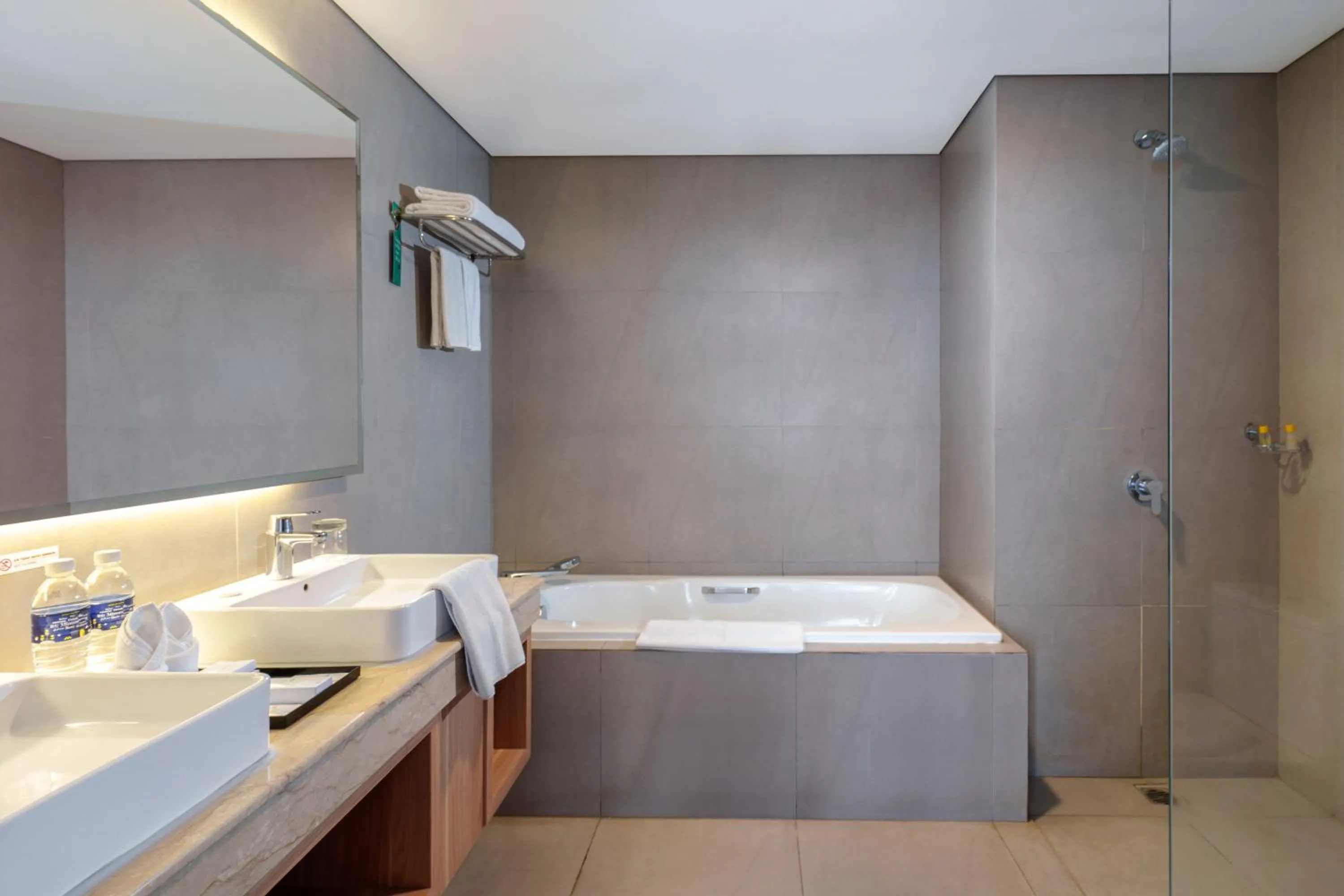 Bath in Golden Tulip Springhill Lampung