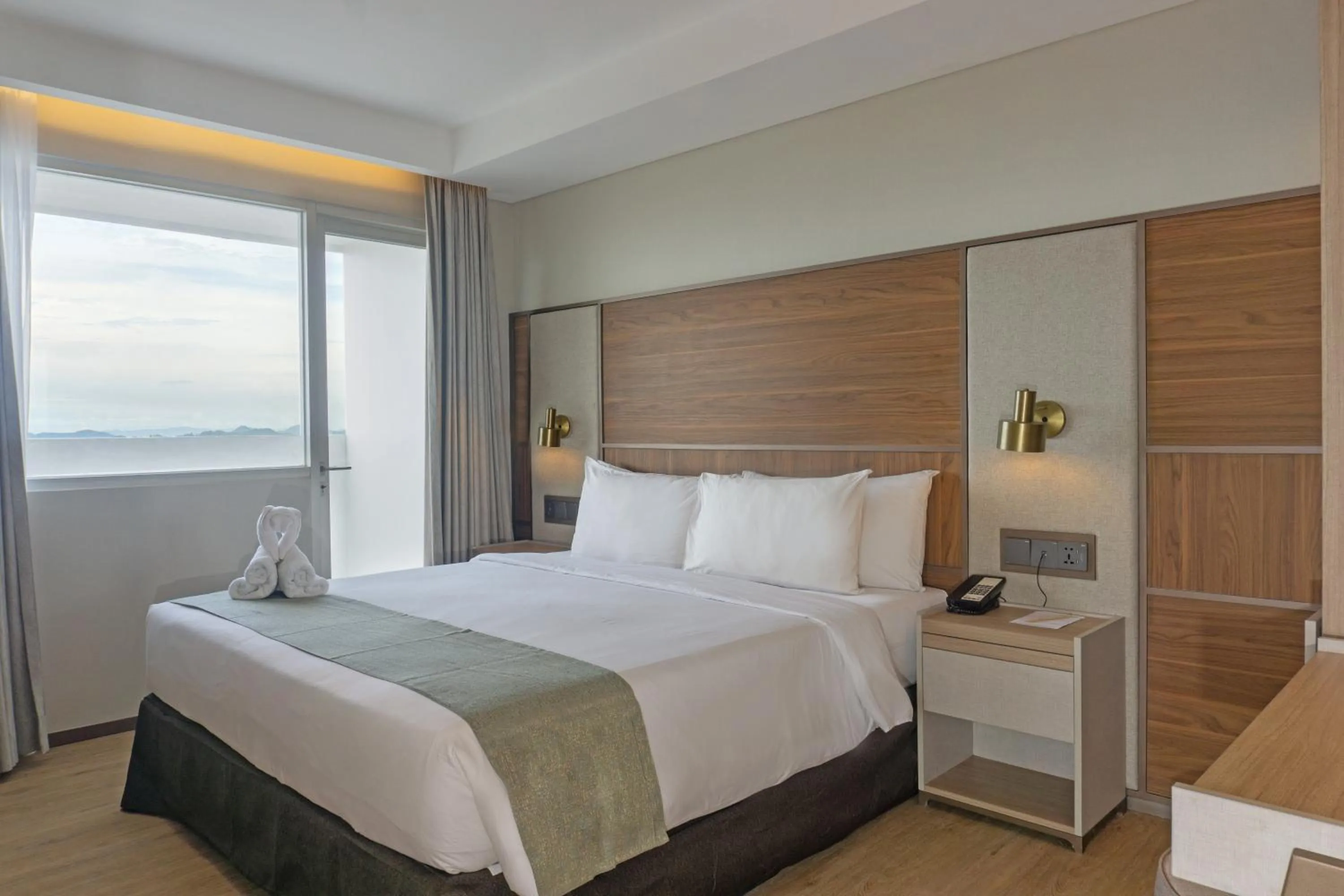 Bedroom, Bed in Golden Tulip Springhill Lampung