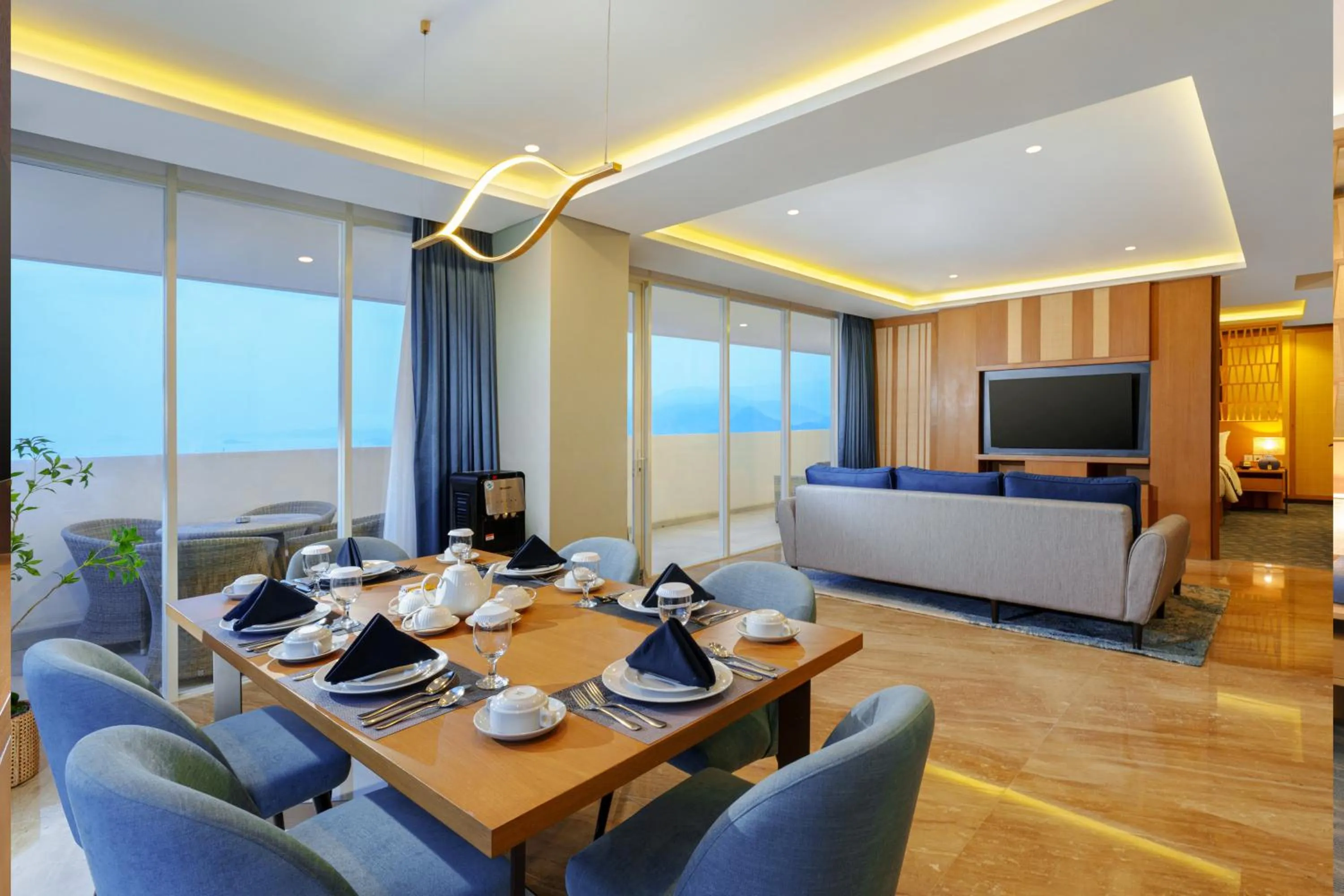 Dining area in Golden Tulip Springhill Lampung