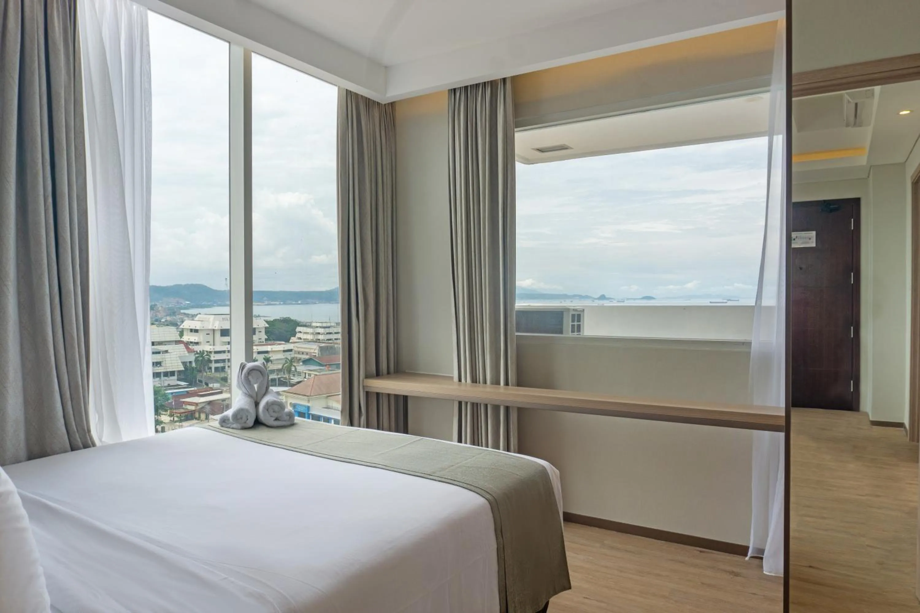 Bedroom, Bed in Golden Tulip Springhill Lampung