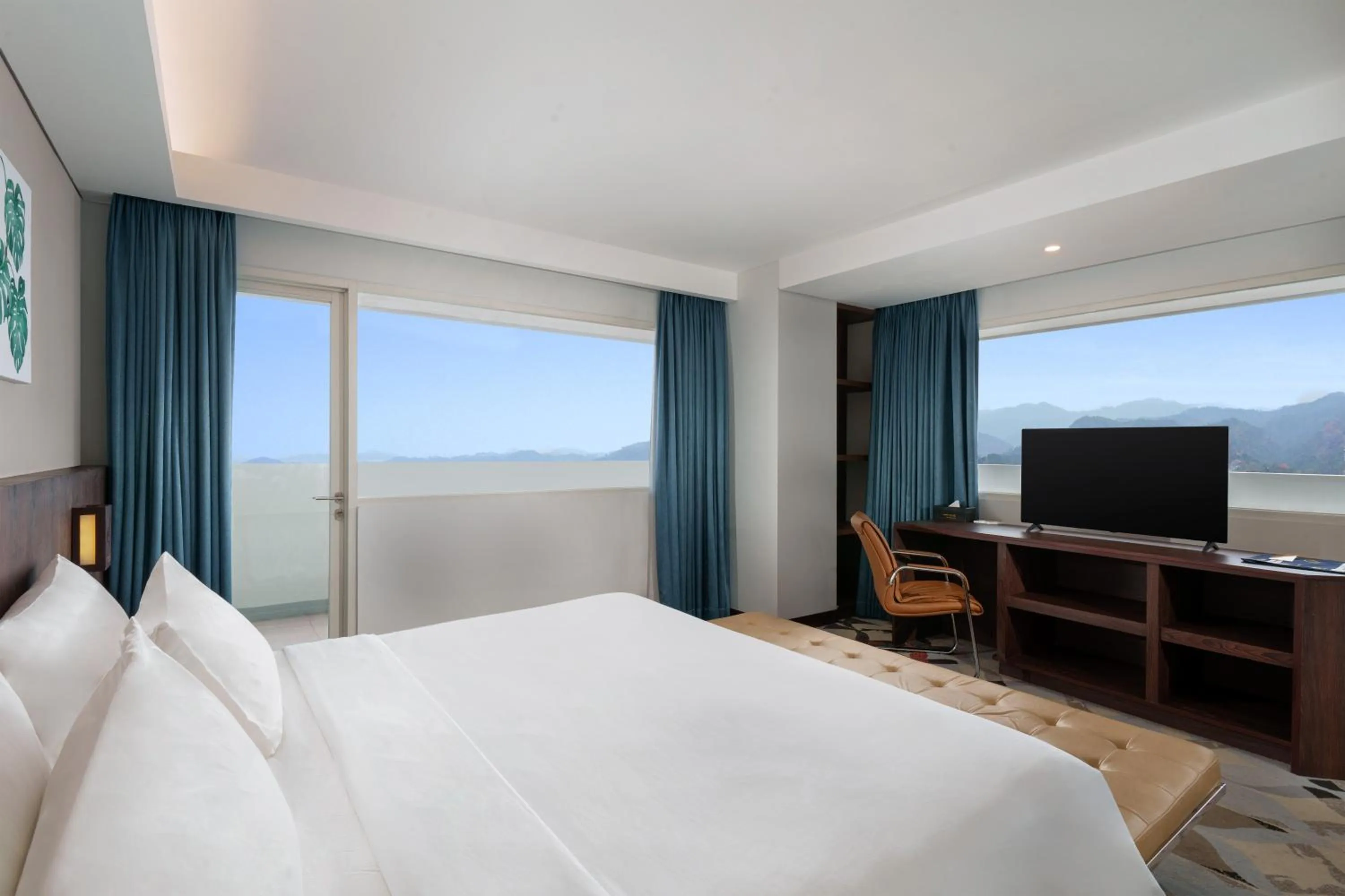 Bedroom, Bed in Golden Tulip Springhill Lampung