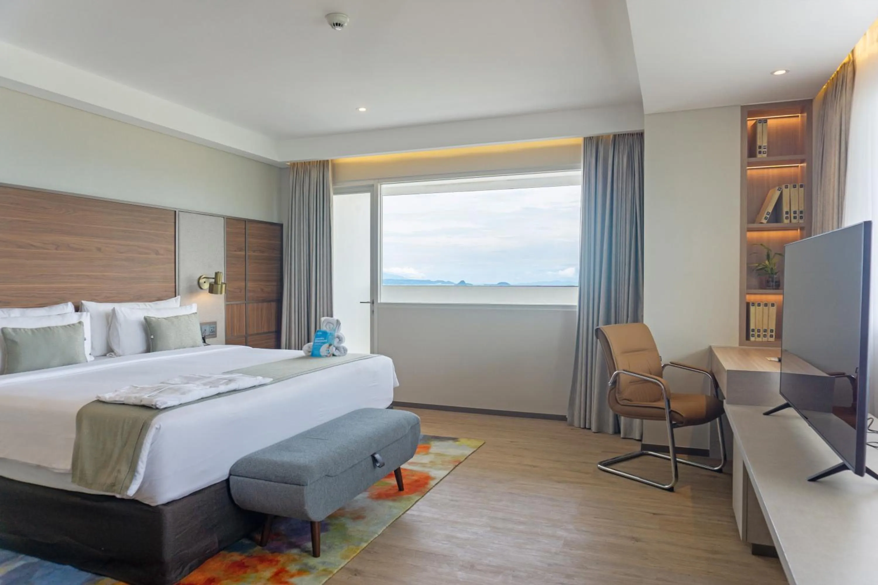 Bathroom, Bed in Golden Tulip Springhill Lampung