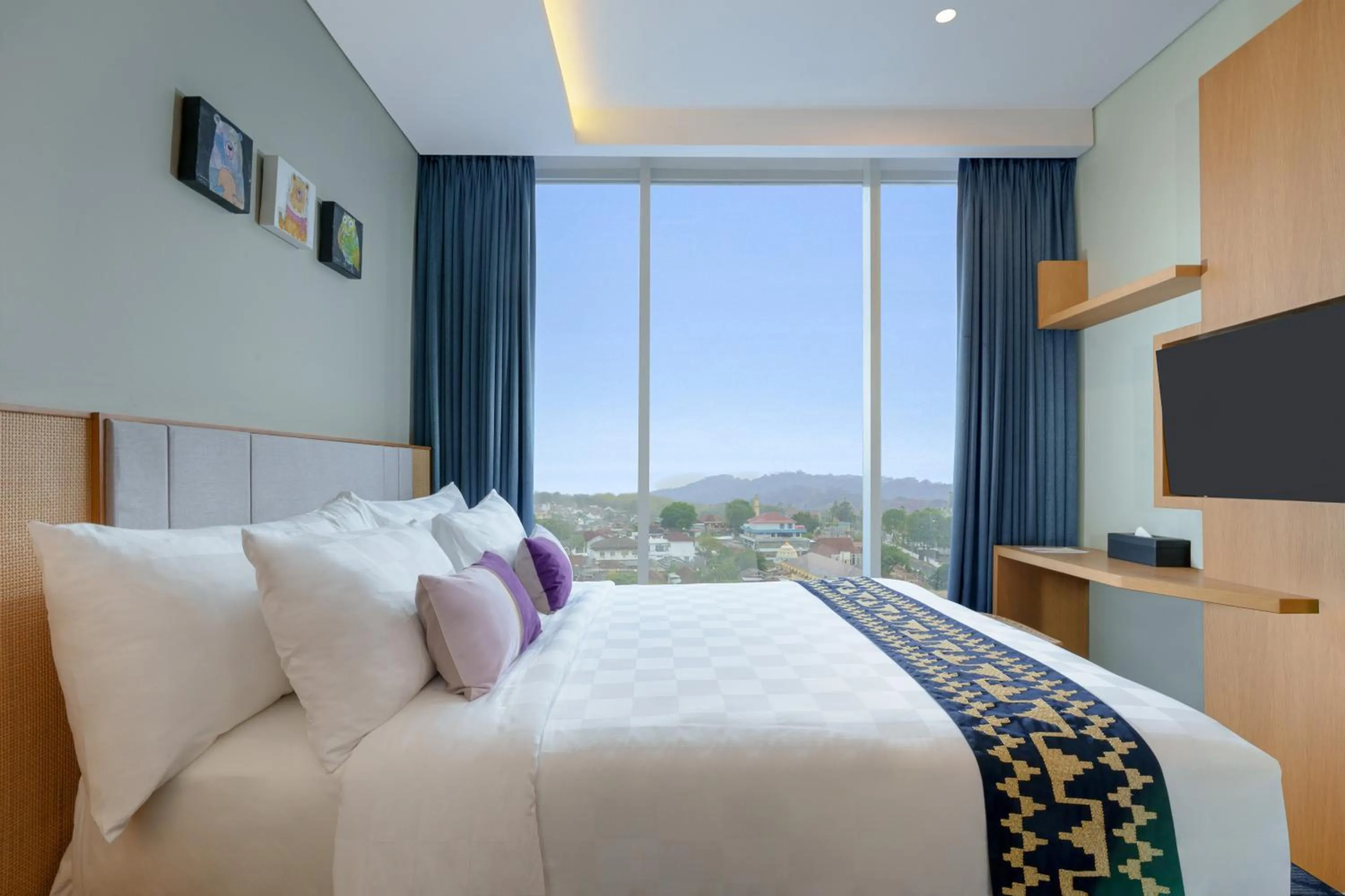 Bedroom, Bed in Golden Tulip Springhill Lampung