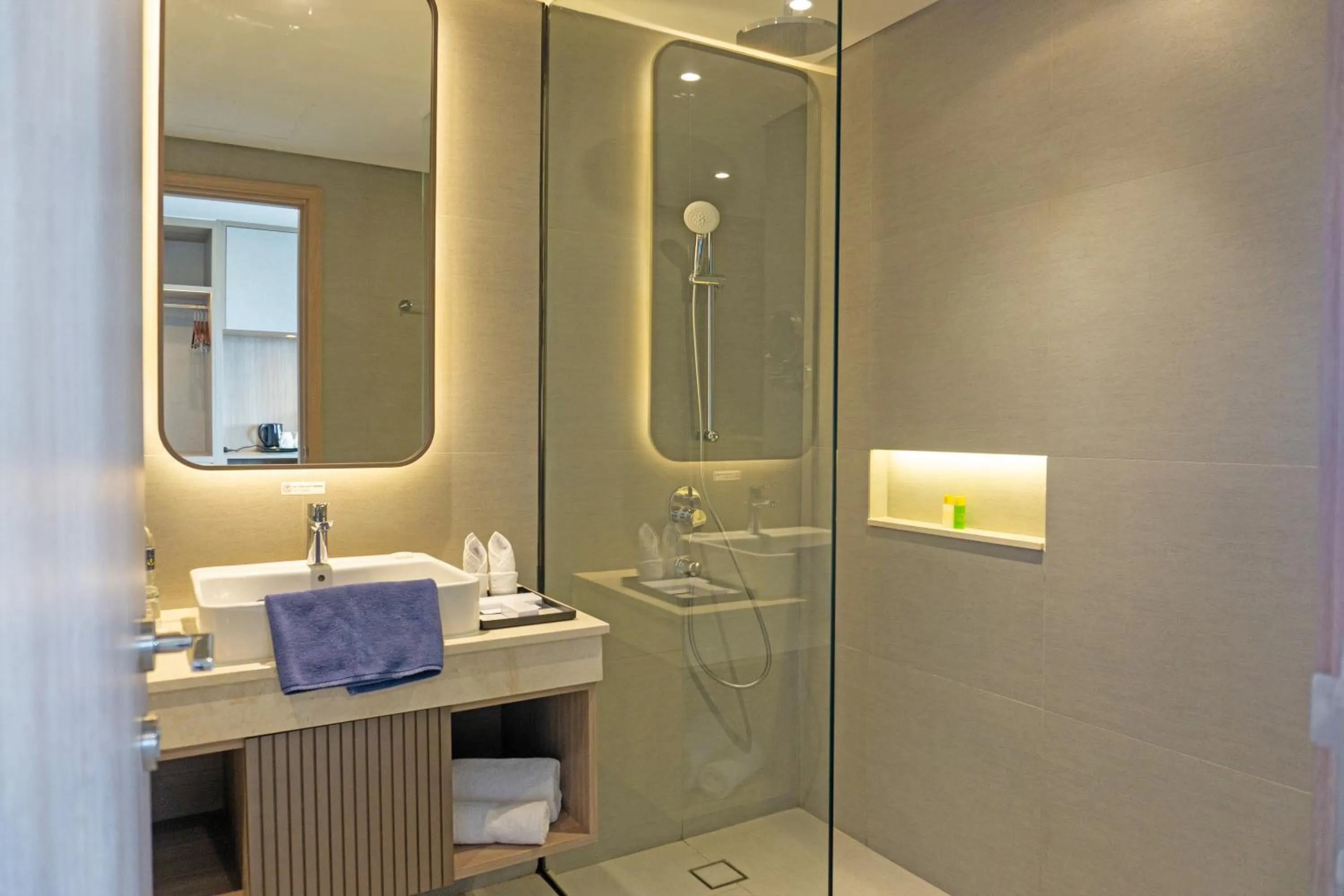 Bathroom in Golden Tulip Springhill Lampung