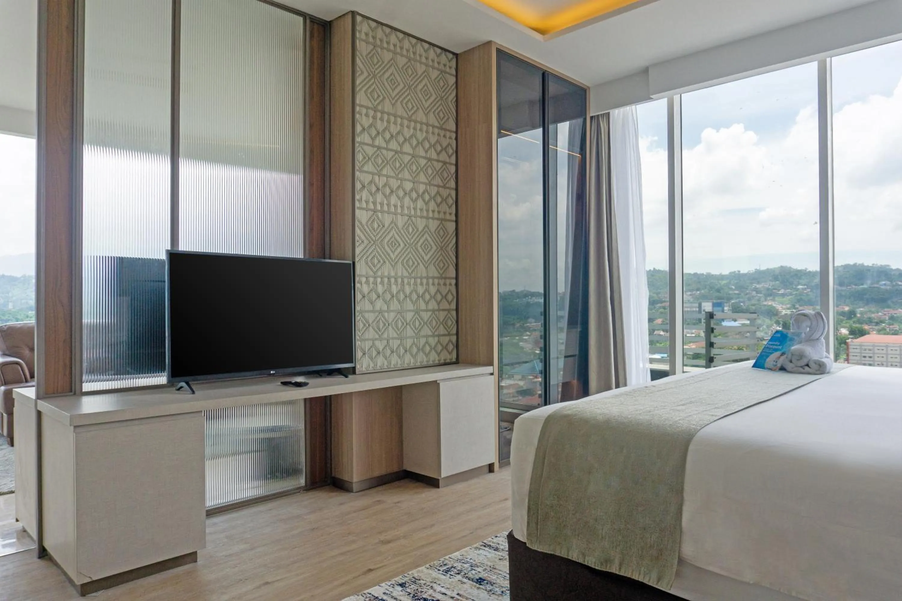 Bedroom, Bed in Golden Tulip Springhill Lampung