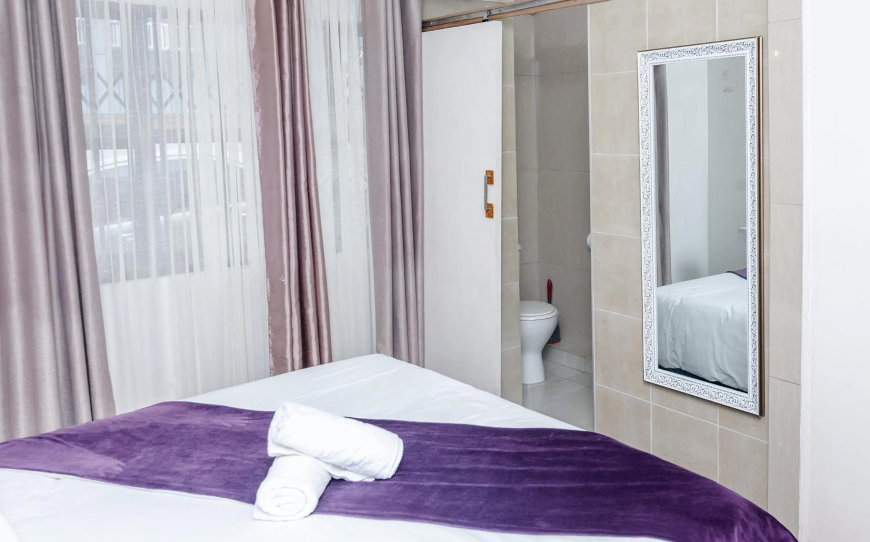 Bathroom, Bed in Nkosazana Guest House