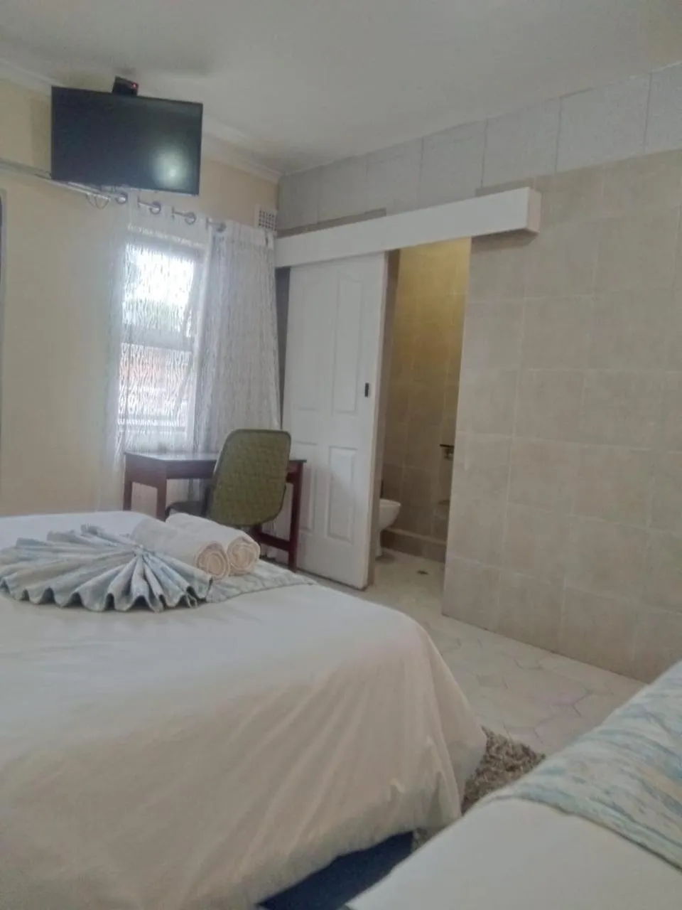 TV and multimedia, Bed in Nkosazana Guest House