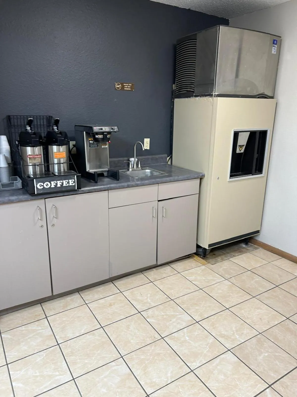 Coffee/tea facilities in Super 8 by Wyndham Blair