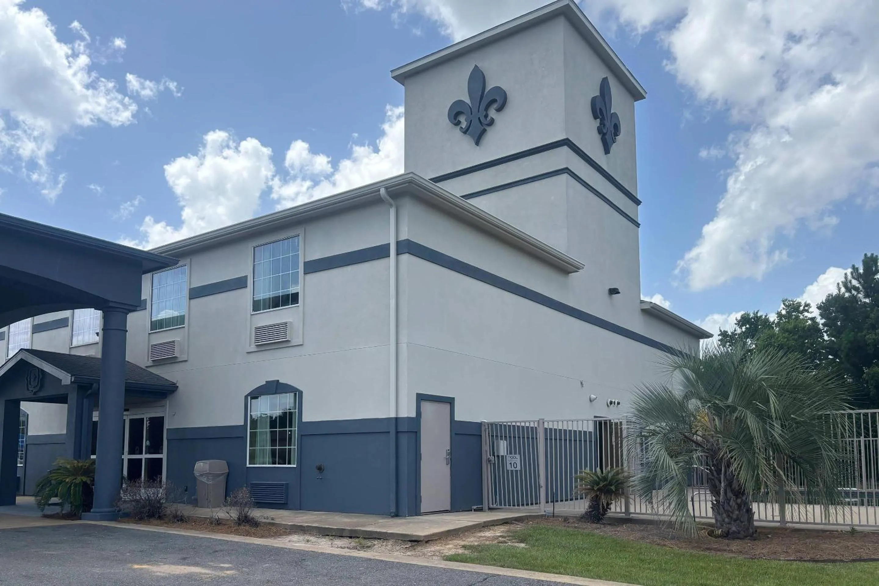 Property building in Rodeway Inn & Suites Winnfield