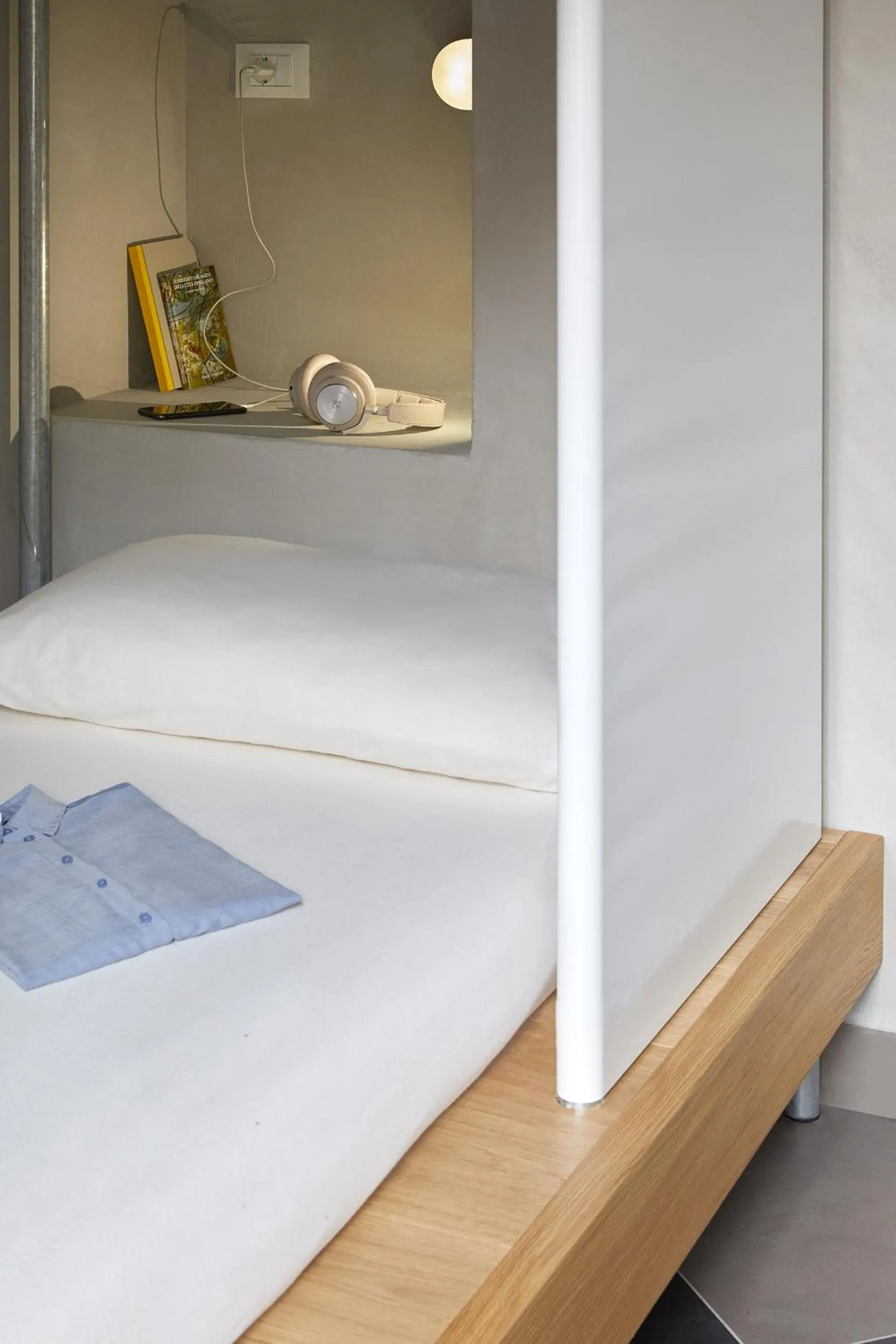 Bedroom, Bed in Combo Milano