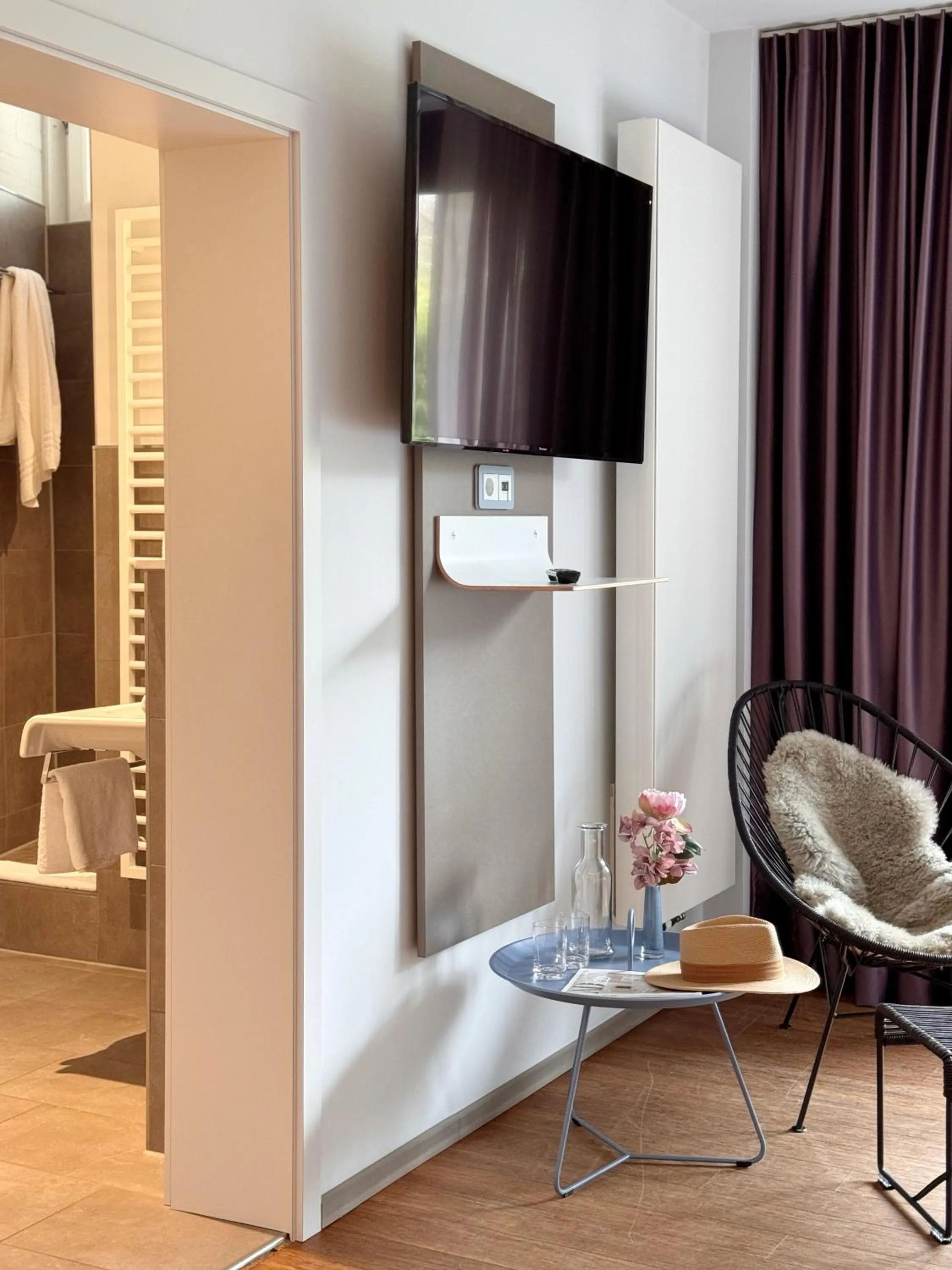 Photo of the whole room, Bed in Just Eleven