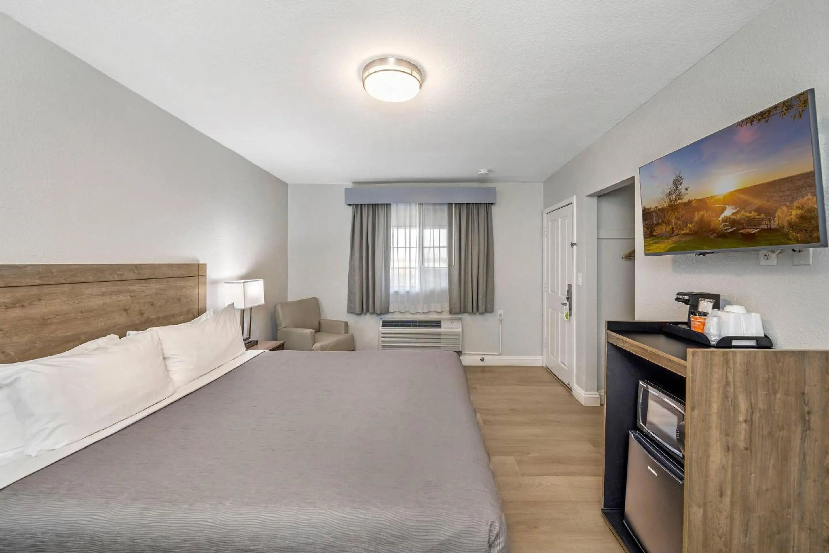 Bedroom, Bed in Rodeway Inn Stockton Highway 99