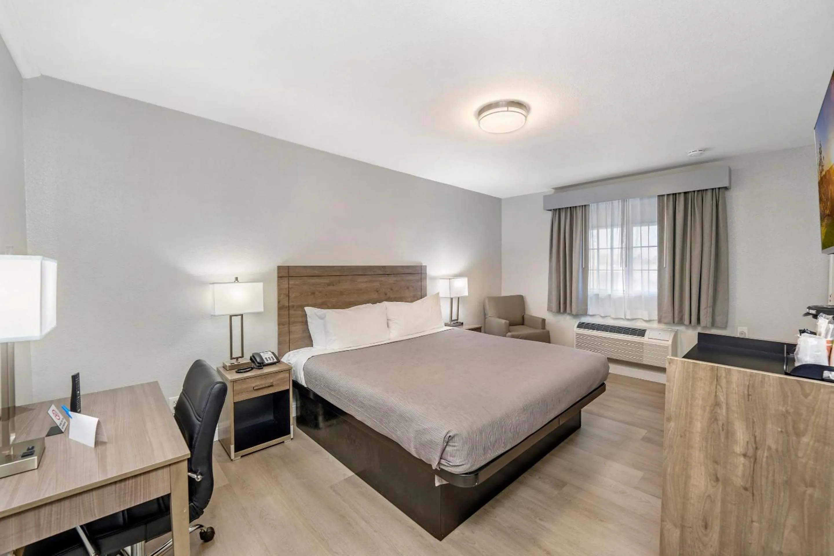 Bedroom, Bed in Rodeway Inn Stockton Highway 99