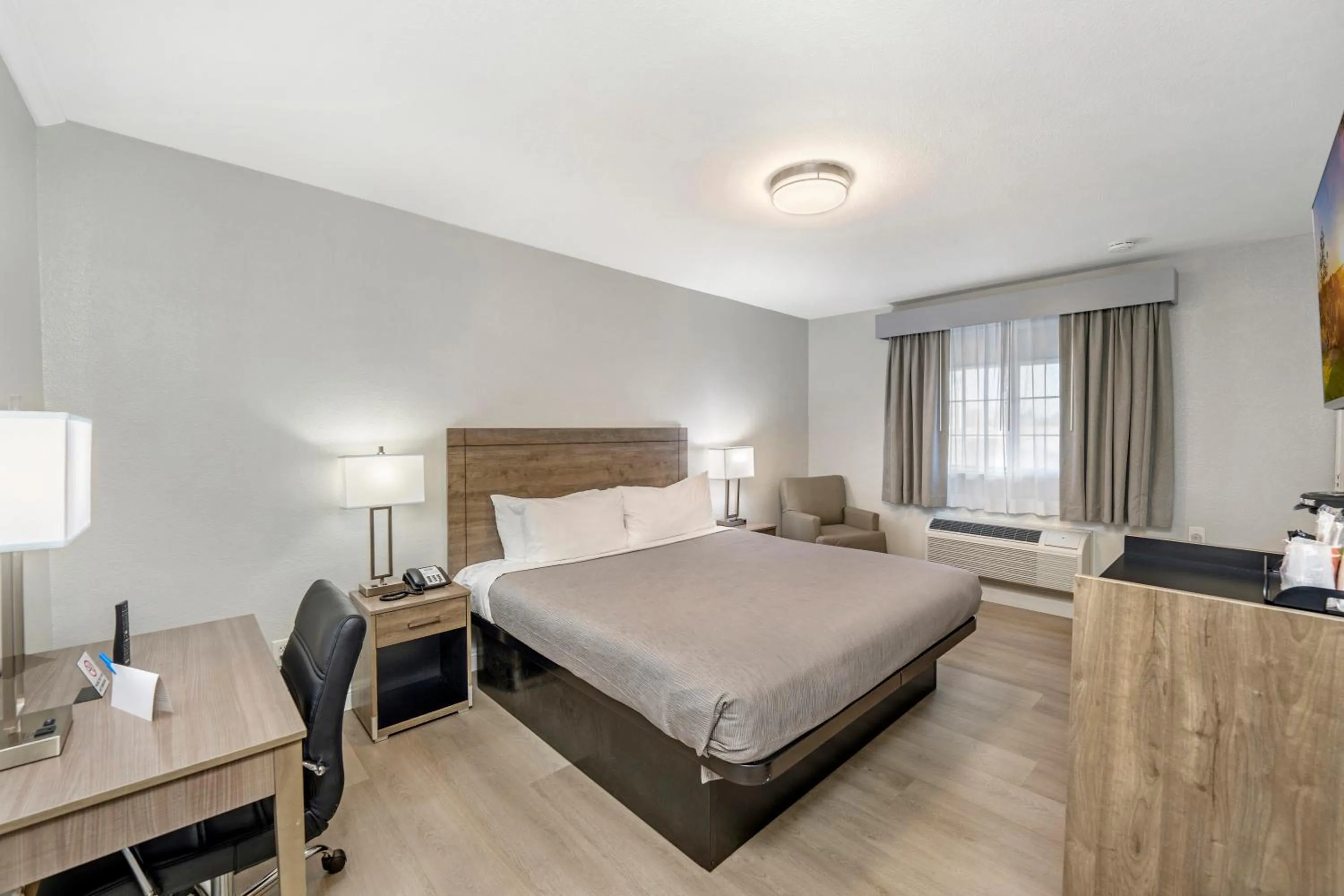 Bed in Rodeway Inn Stockton Highway 99