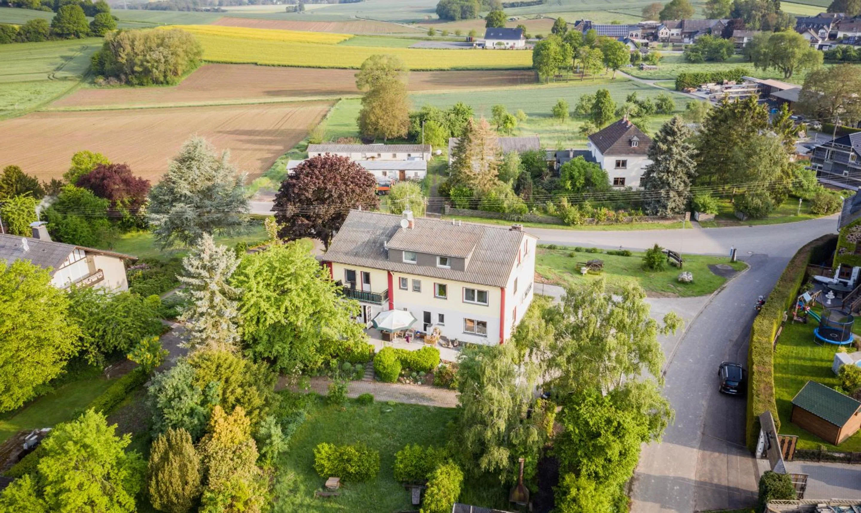 Property building in Landhaus vor Burg Eltz