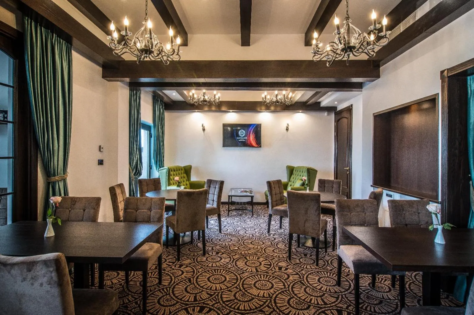 Restaurant/places to eat in Castelnor