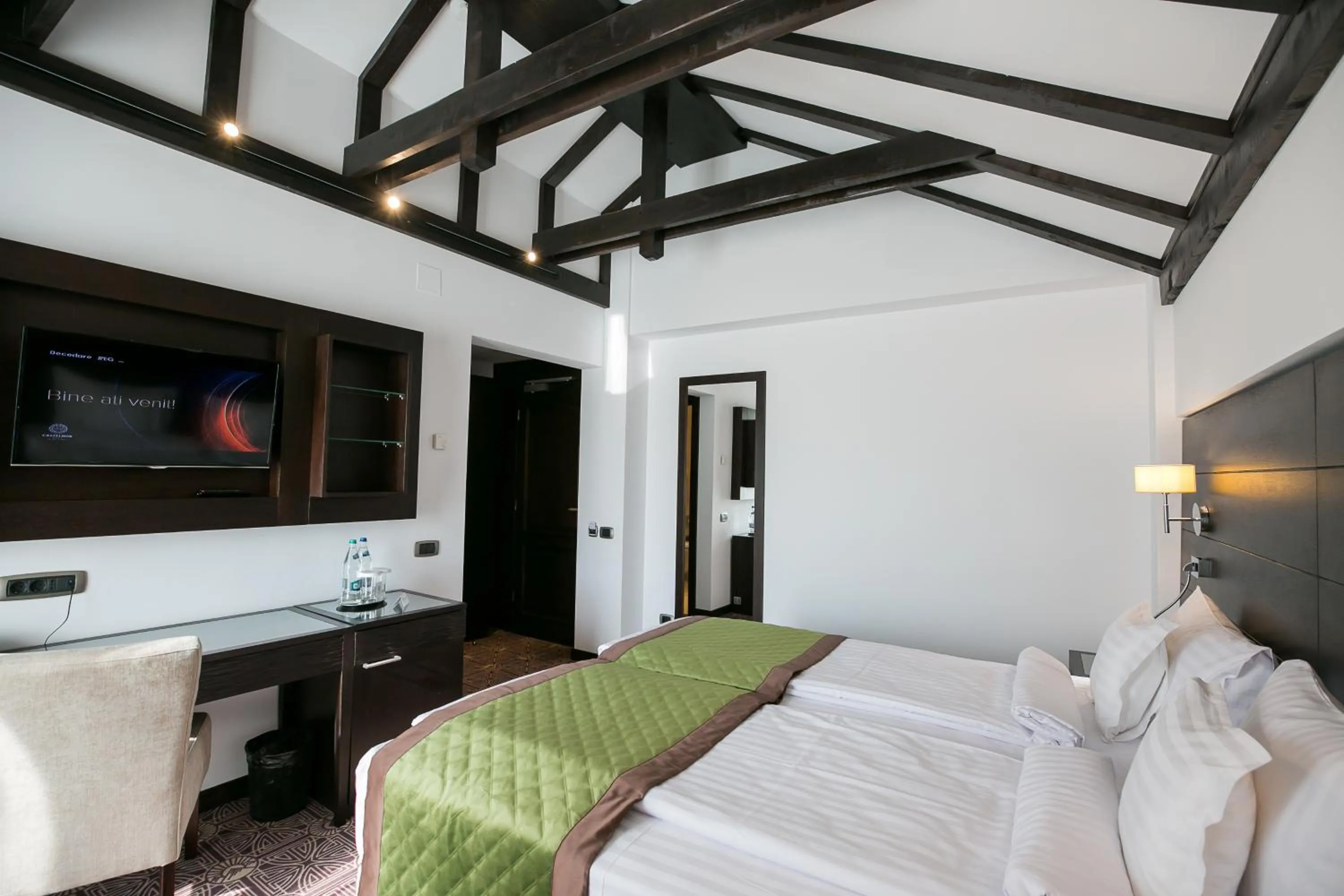 Photo of the whole room, Bed in Castelnor