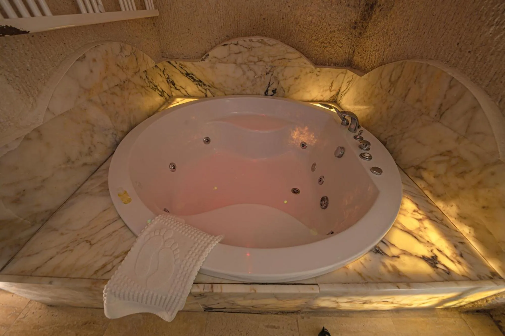 Hot Tub in Corner İn Cappadocia