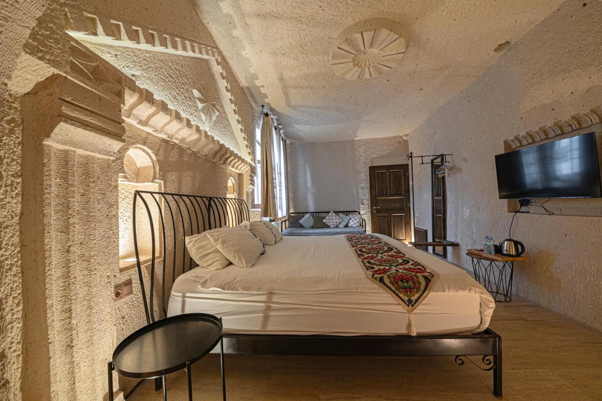 Photo of the whole room, Bed in Corner İn Cappadocia