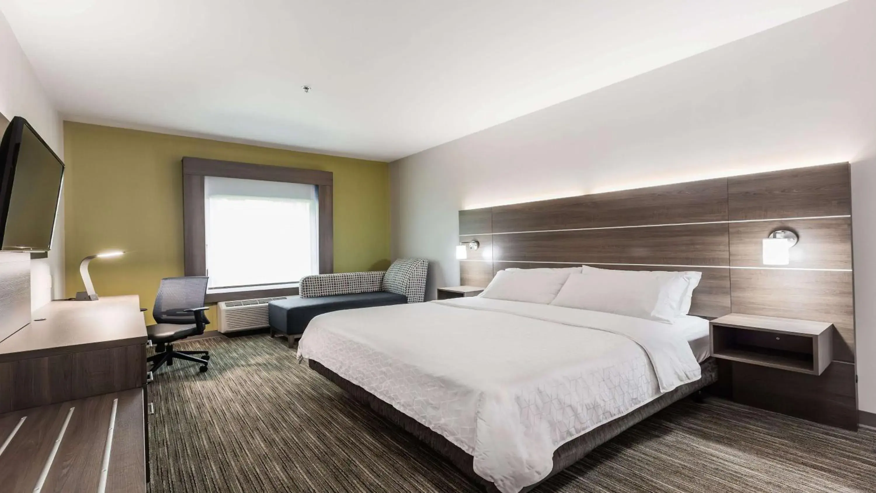 Standard King Room with Mobility Accessible Tub in Holiday Inn Express & Suites-Regina-South by IHG Standard King Room with Mobility Accessible Tub in Holiday Inn Express & Suites-Regina-South by IHG