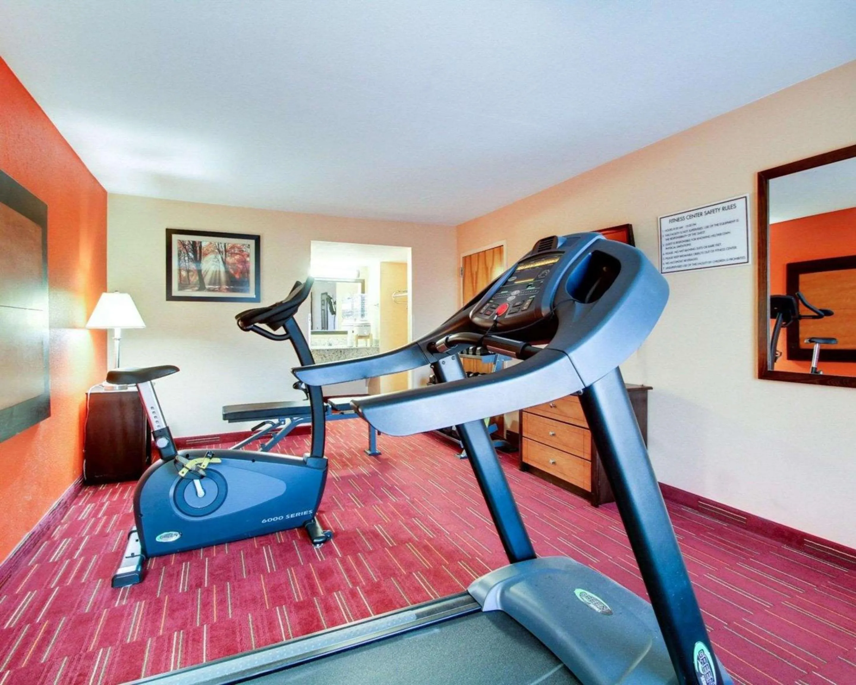 Fitness centre/facilities in Quality Inn