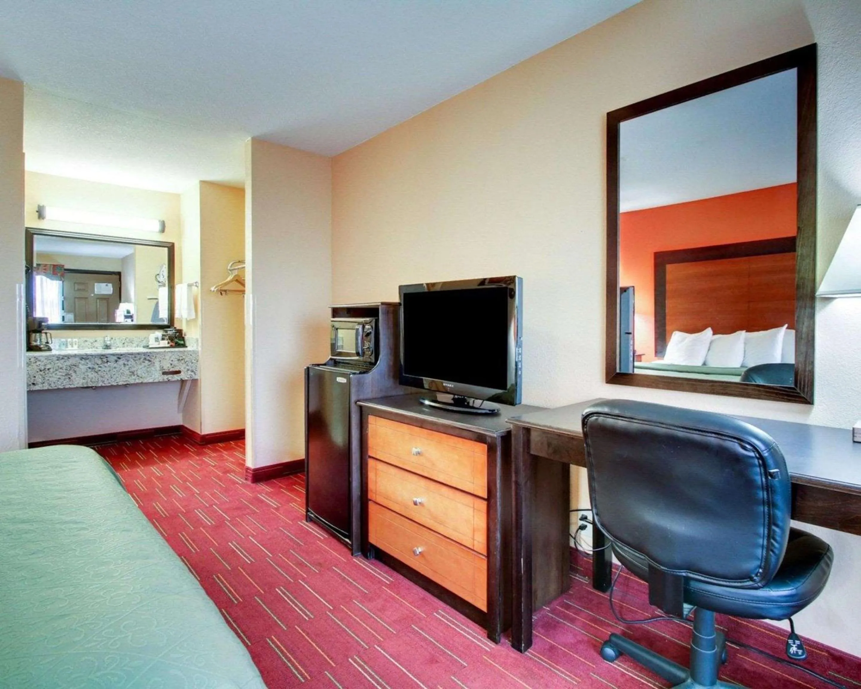 Photo of the whole room, Bed in Quality Inn
