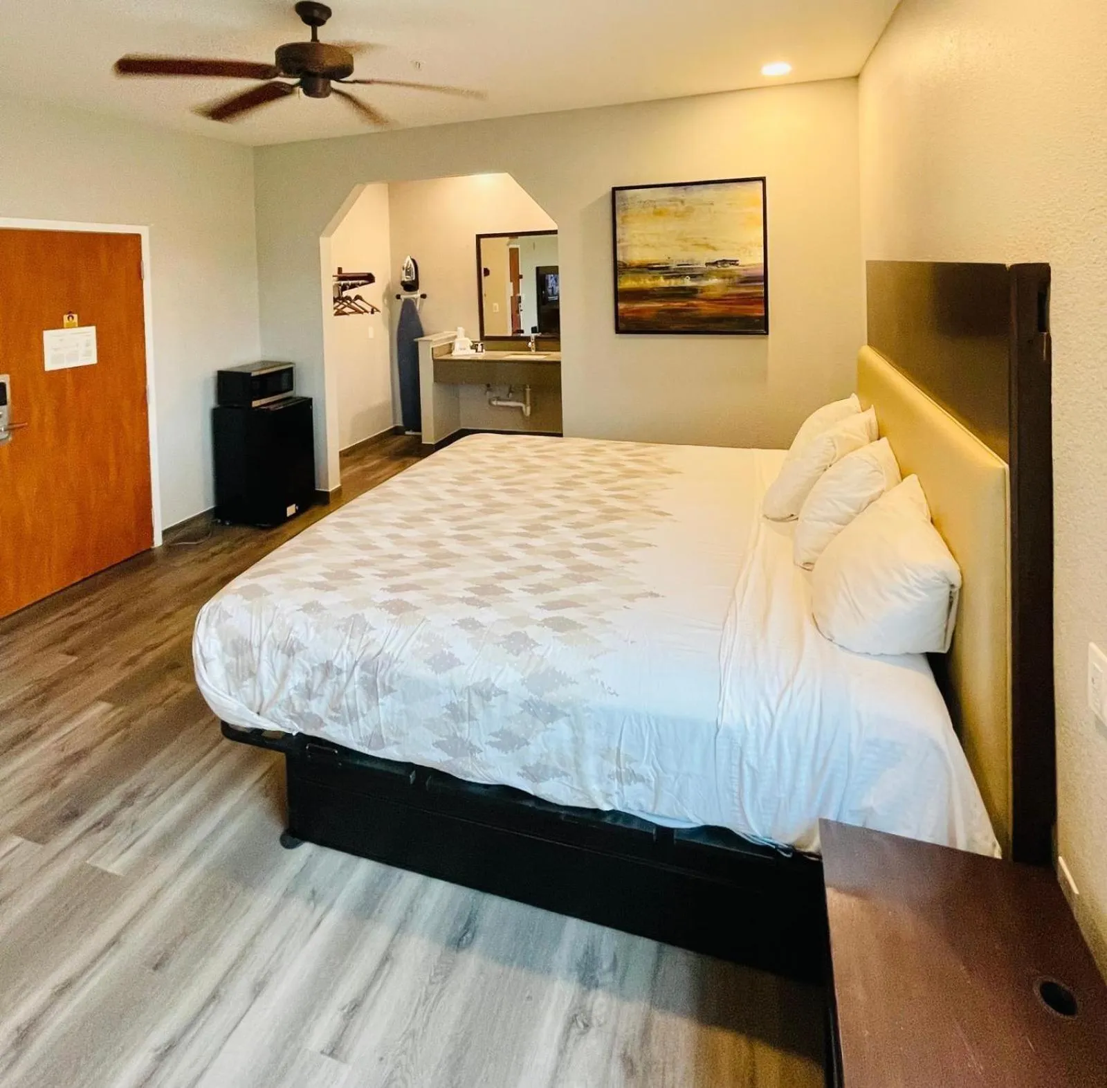 Bedroom, Bed in Americas Best Value Inn La Porte