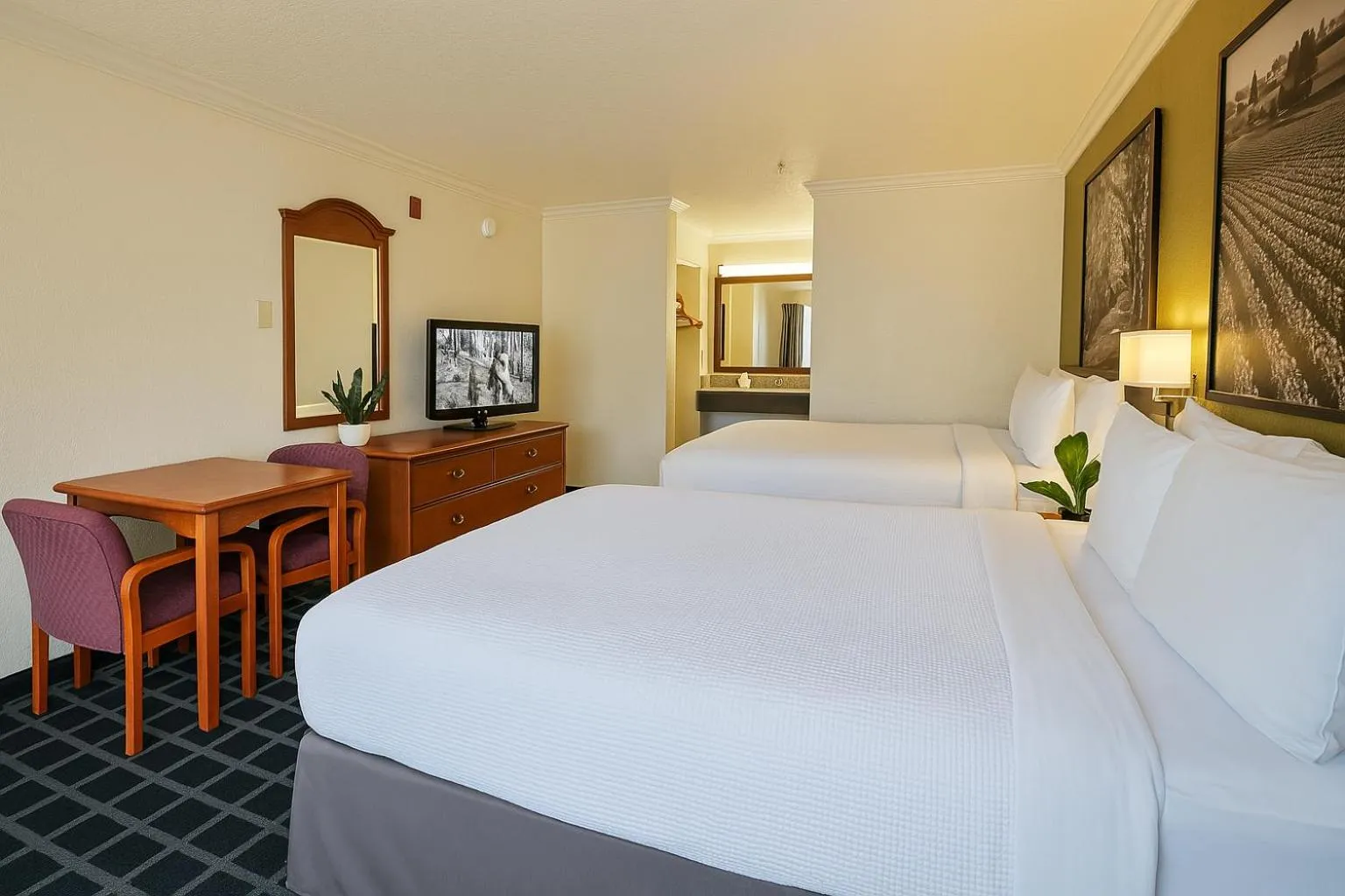 Bedroom, Bed in Creekside Inn & Suites