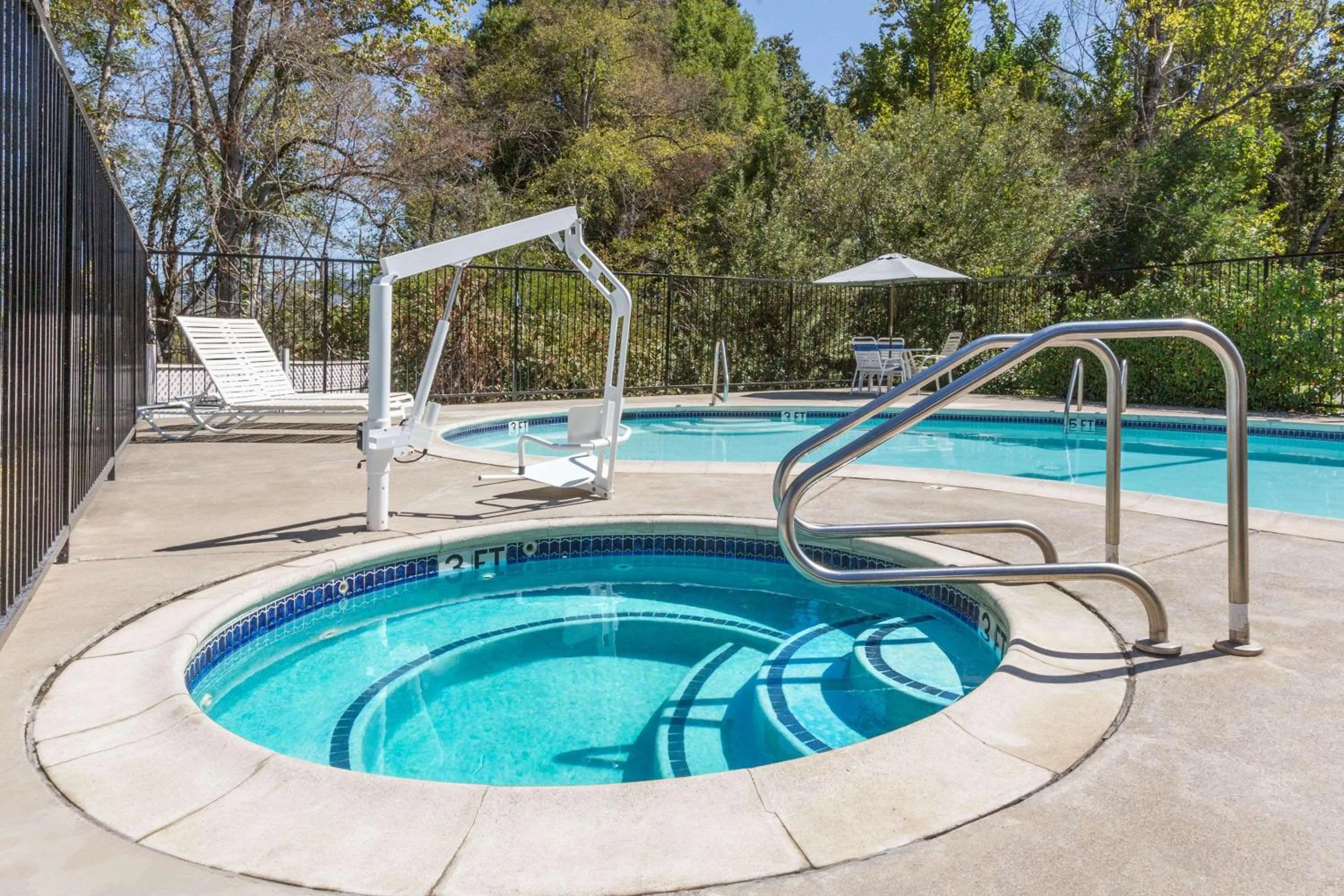 Hot Tub, Swimming Pool in Super 8 by Wyndham Willits