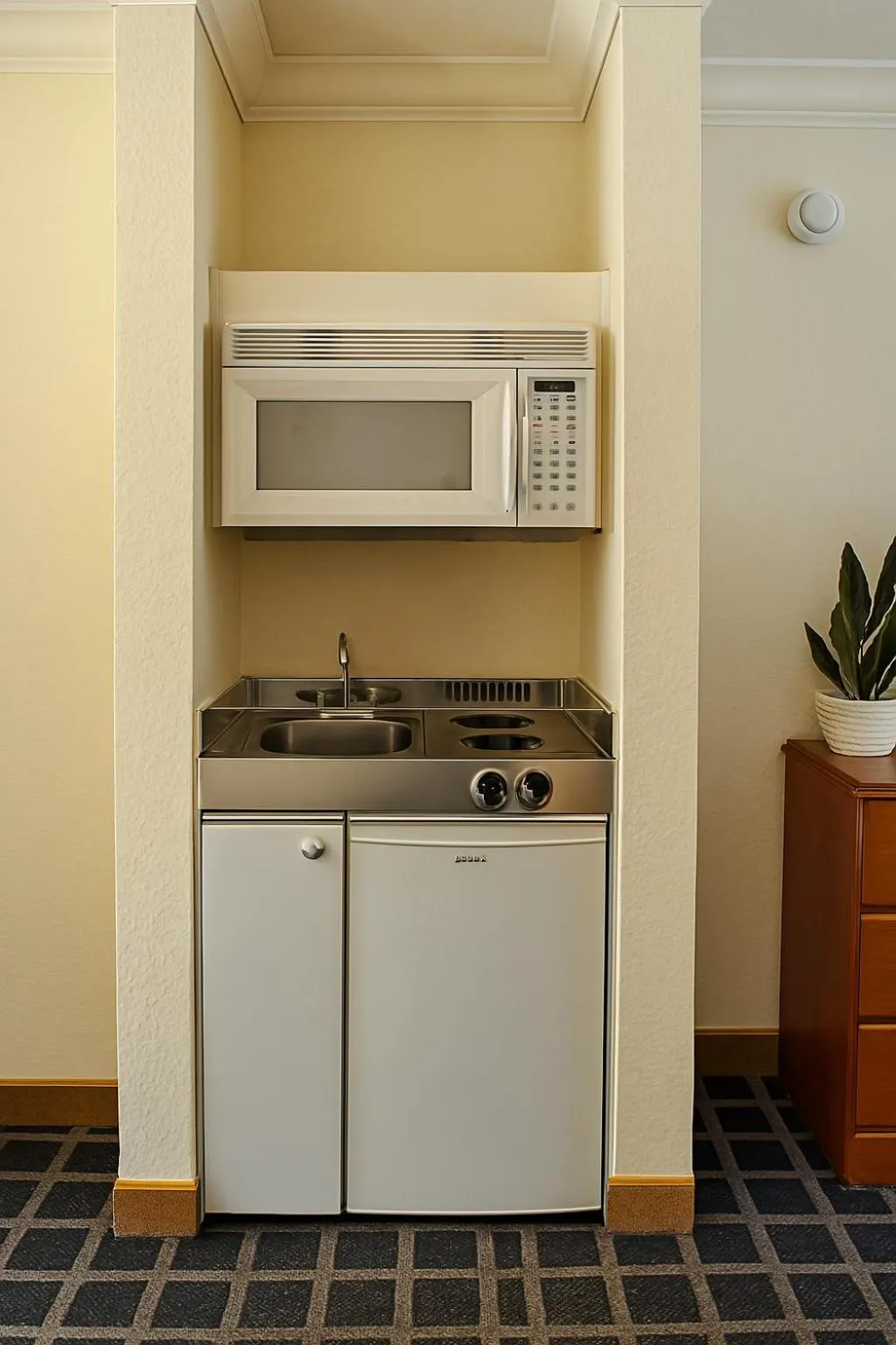 Kitchen or kitchenette in Creekside Inn & Suites