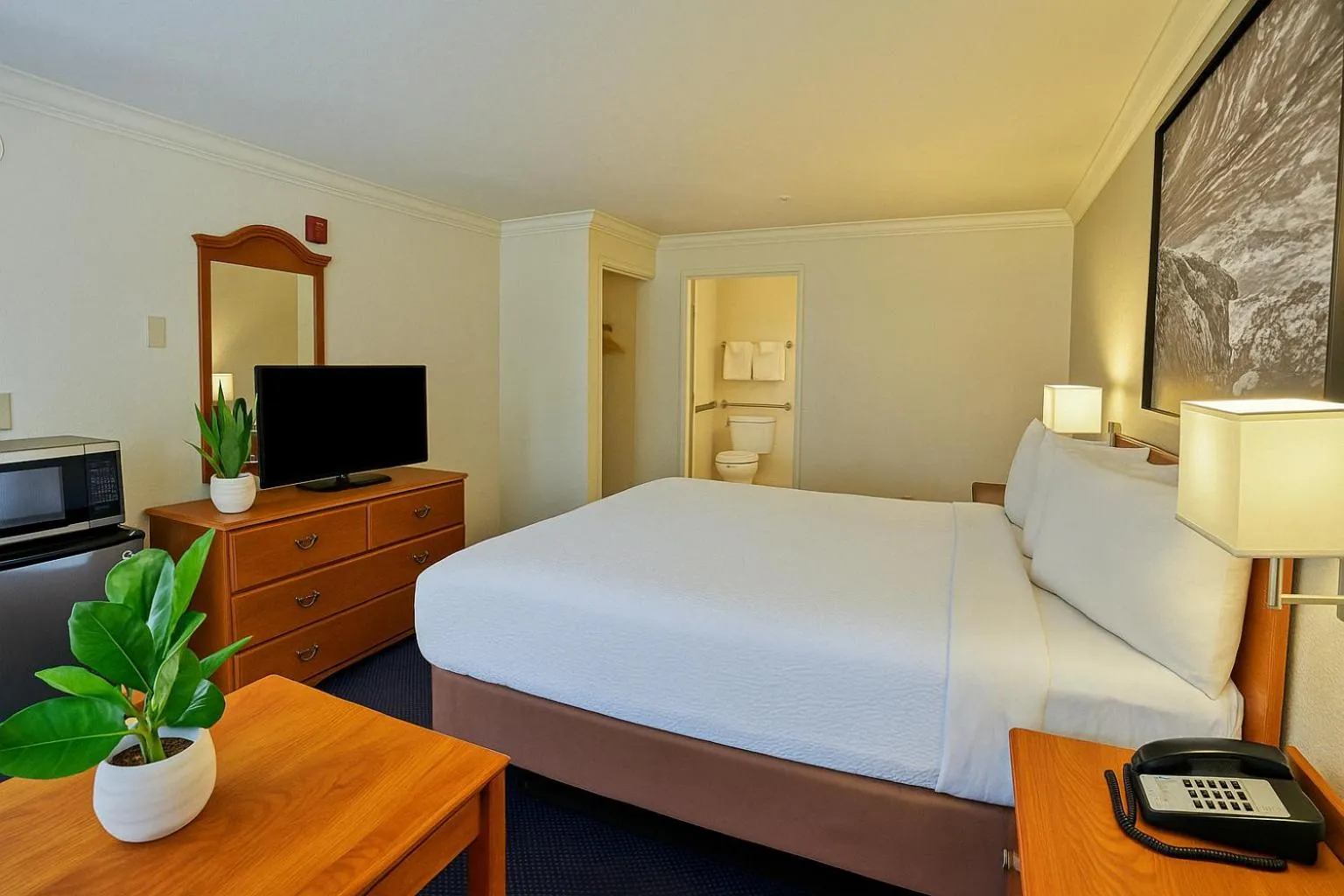 Bedroom, Bed in Creekside Inn & Suites