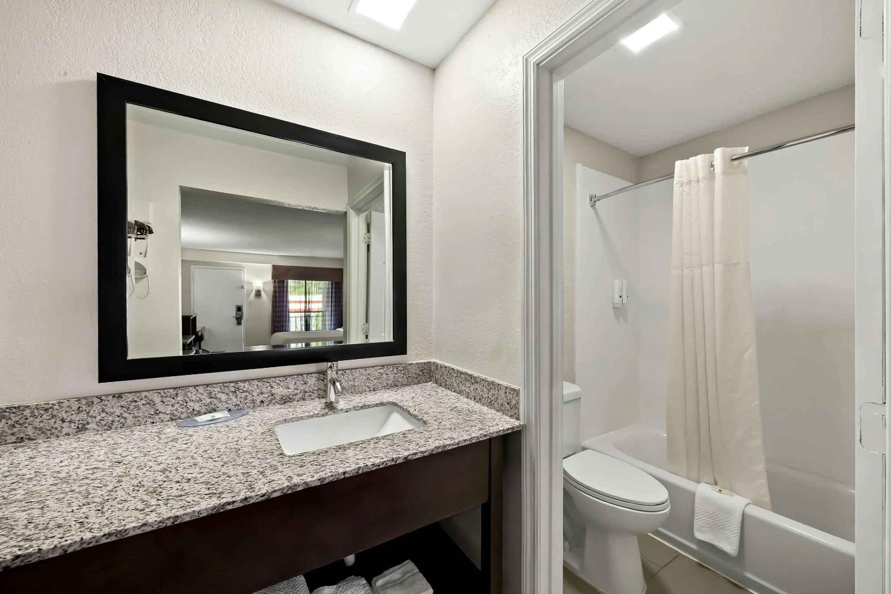 Bedroom in Quality Inn Raeford