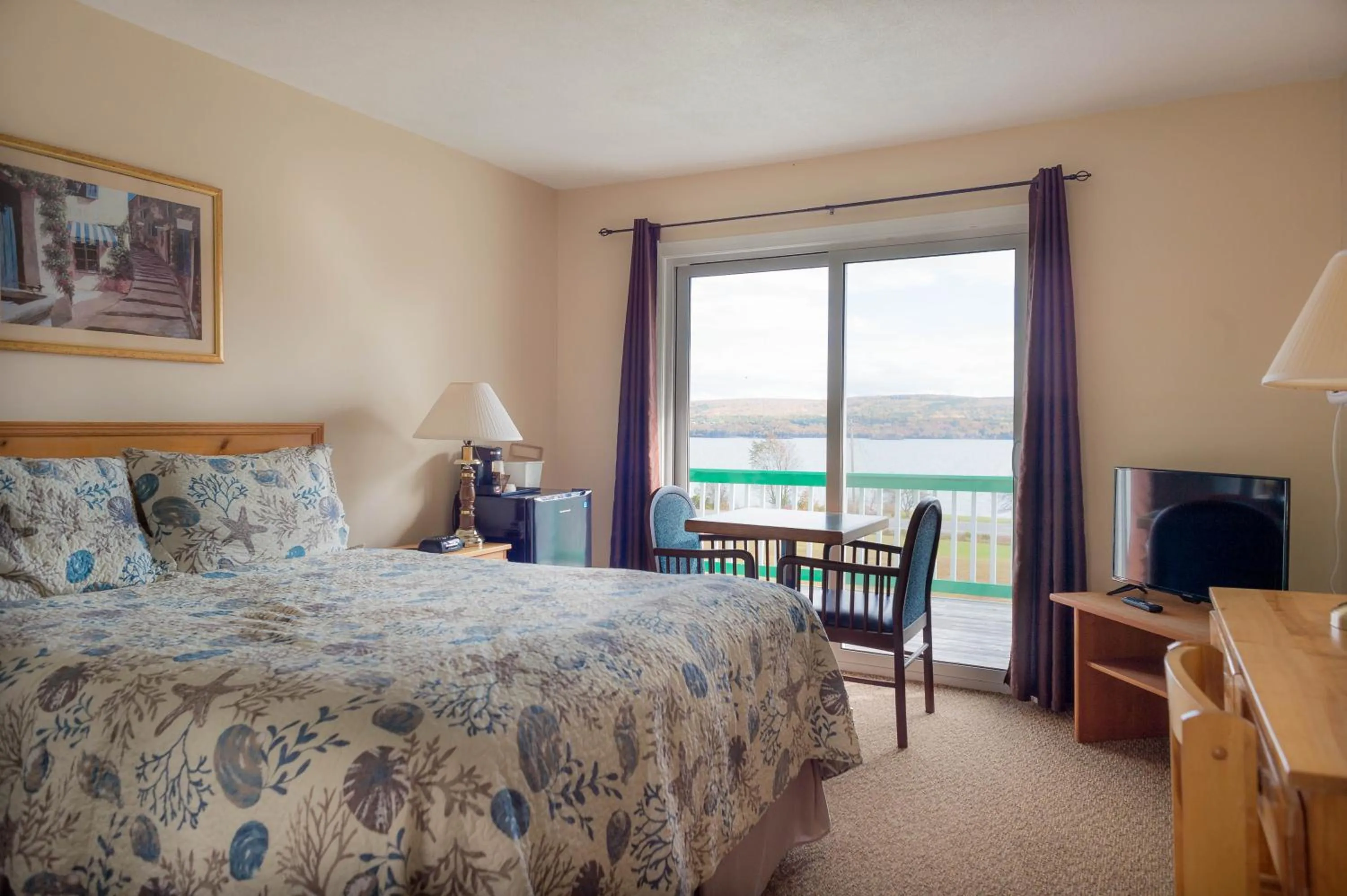 Queen Room with Lake View in Cabot Trail Motel