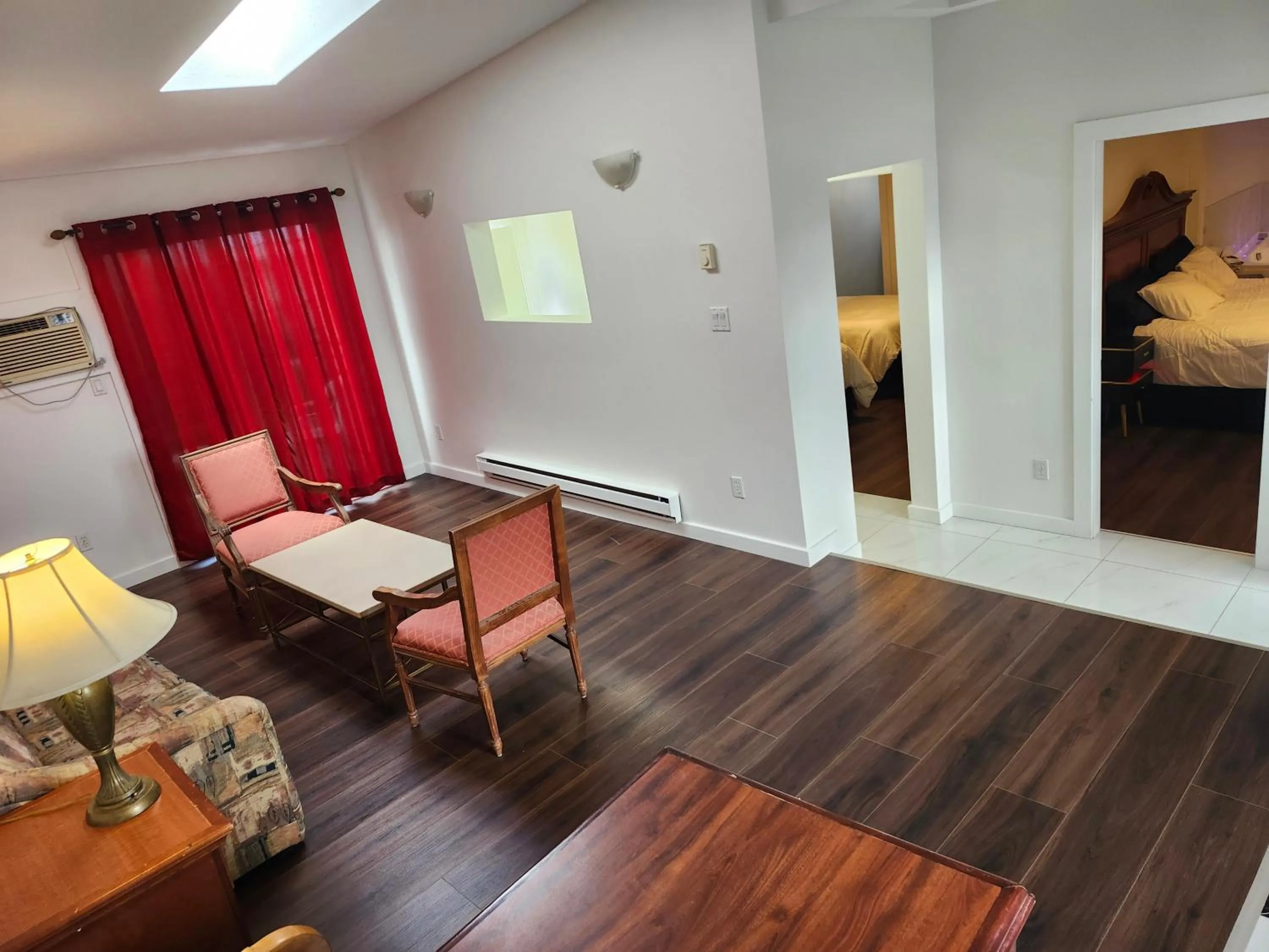 Living room, Bed in Cache Creek Inn